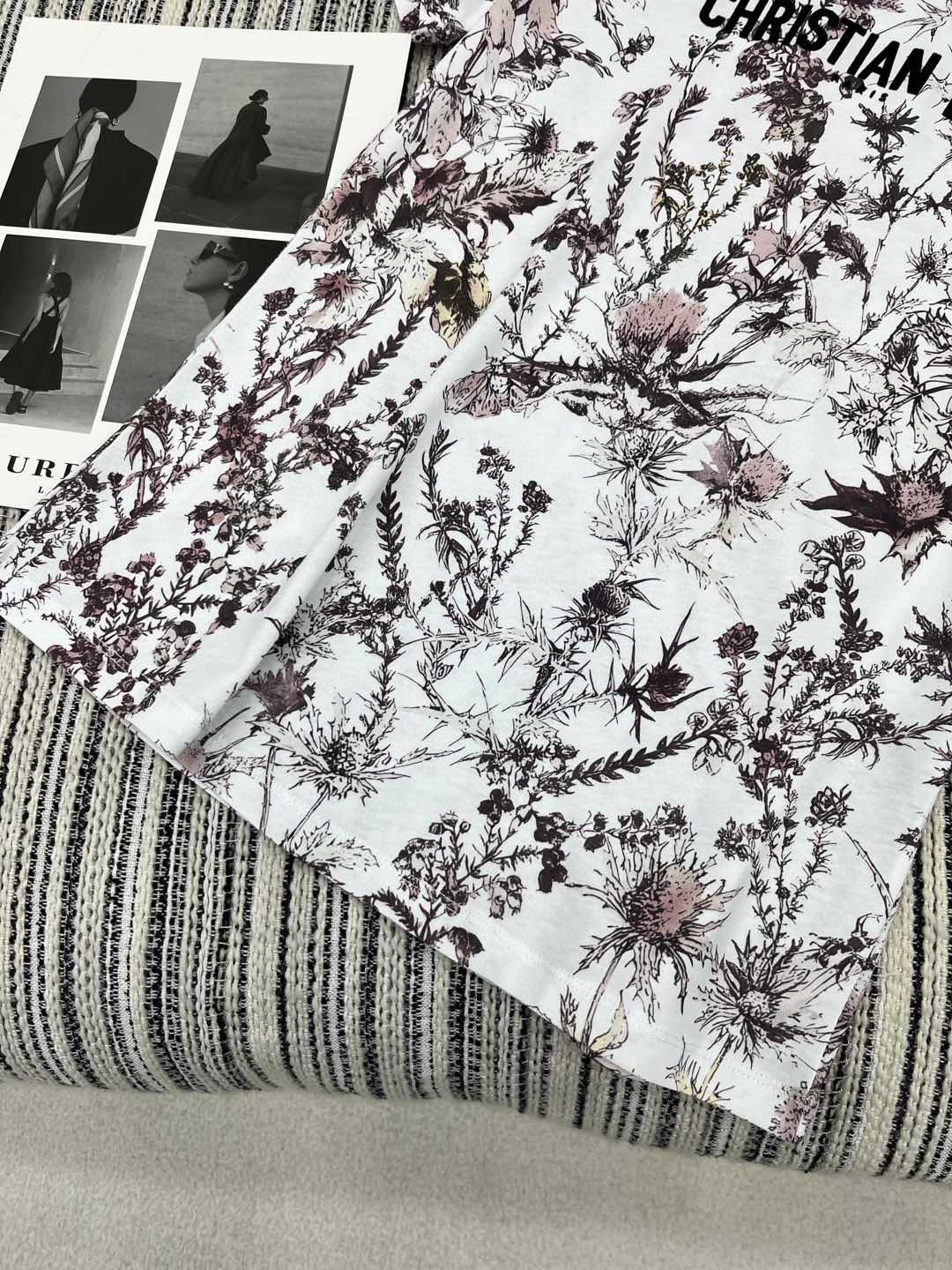 🛒𝐍𝐄𝐖 · 𝟐𝟎𝟐5/爆款现货

原单品质  Dio*｜2025新品圆领印花𝑇𝑒𝑒
定制YB斜纹全棉材