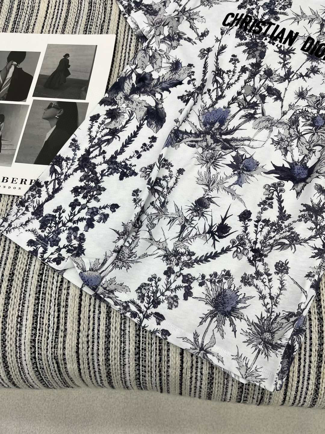 🛒𝐍𝐄𝐖 · 𝟐𝟎𝟐5/爆款现货

原单品质  Dio*｜2025新品圆领印花𝑇𝑒𝑒
定制YB斜纹全棉材