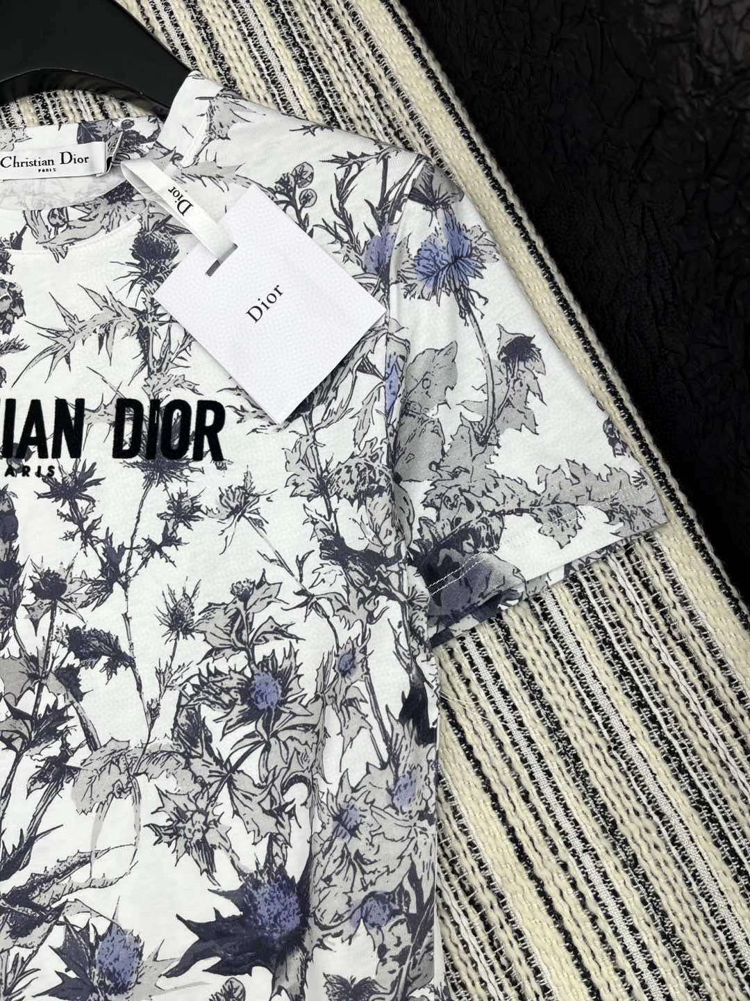 🛒𝐍𝐄𝐖 · 𝟐𝟎𝟐5/爆款现货

原单品质  Dio*｜2025新品圆领印花𝑇𝑒𝑒
定制YB斜纹全棉材