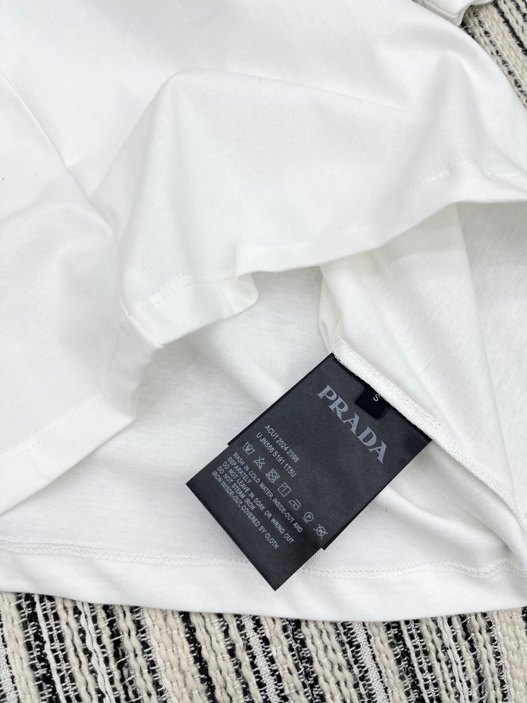 🛒𝐍𝐄𝐖 · 𝟐𝟎𝟐5/爆款现货

原单品质 Prad*｜25新品印花短袖T恤
精致常规版型上身巨显瘦！