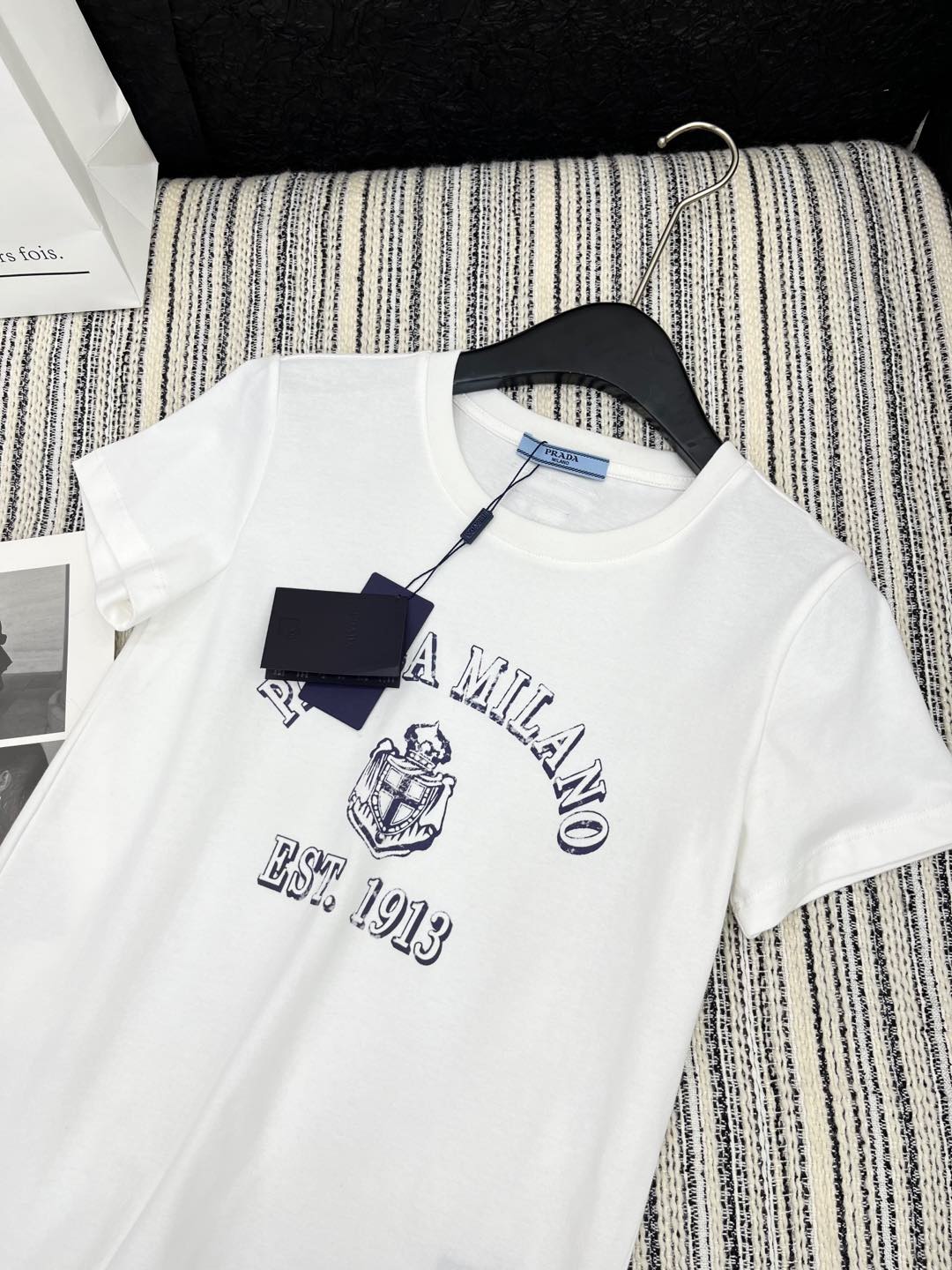 🛒𝐍𝐄𝐖 · 𝟐𝟎𝟐5/爆款现货

原单品质 Prad*｜25新品印花短袖T恤
精致常规版型上身巨显瘦！