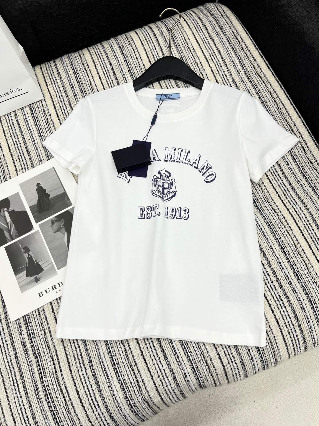 🛒𝐍𝐄𝐖 · 𝟐𝟎𝟐5/爆款现货

原单品质 Prad*｜25新品印花短袖T恤
精致常规版型上身巨显瘦！