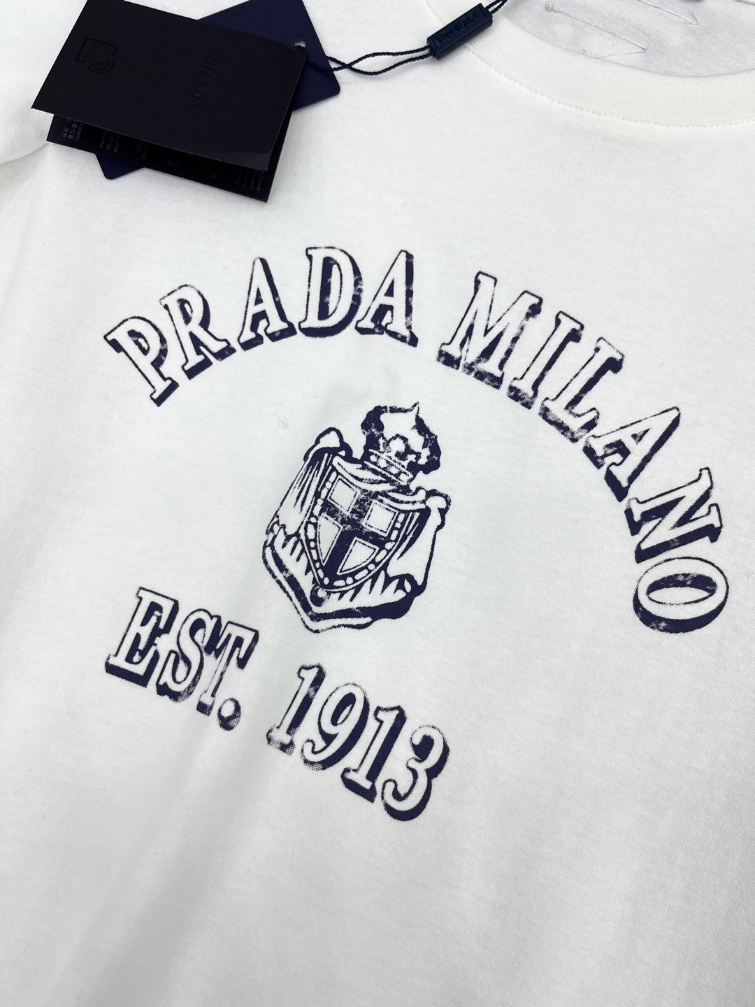 🛒𝐍𝐄𝐖 · 𝟐𝟎𝟐5/爆款现货

原单品质 Prad*｜25新品印花短袖T恤
精致常规版型上身巨显瘦！