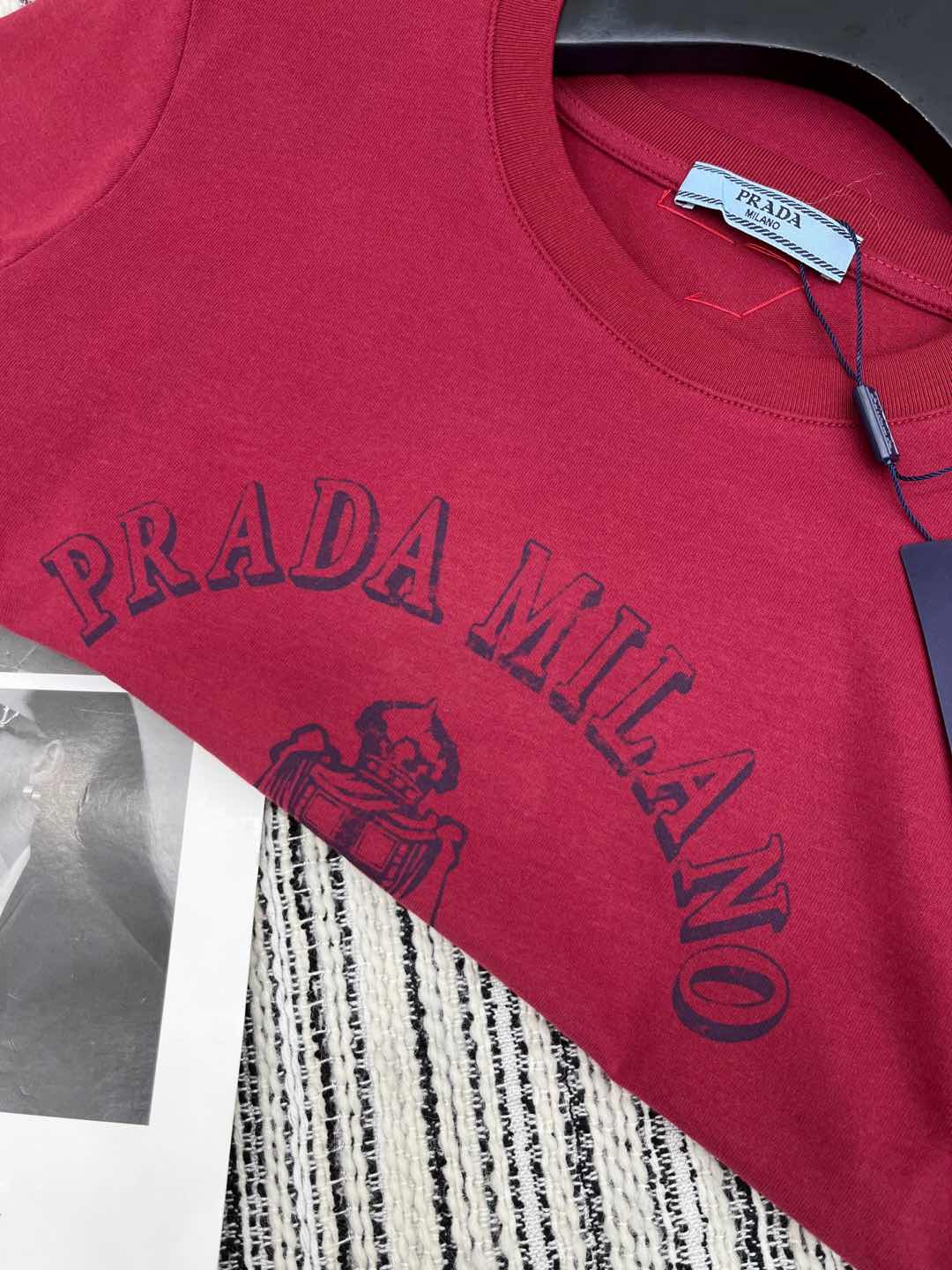 🛒𝐍𝐄𝐖 · 𝟐𝟎𝟐5/爆款现货

原单品质 Prad*｜25新品印花短袖T恤
精致常规版型上身巨显瘦！