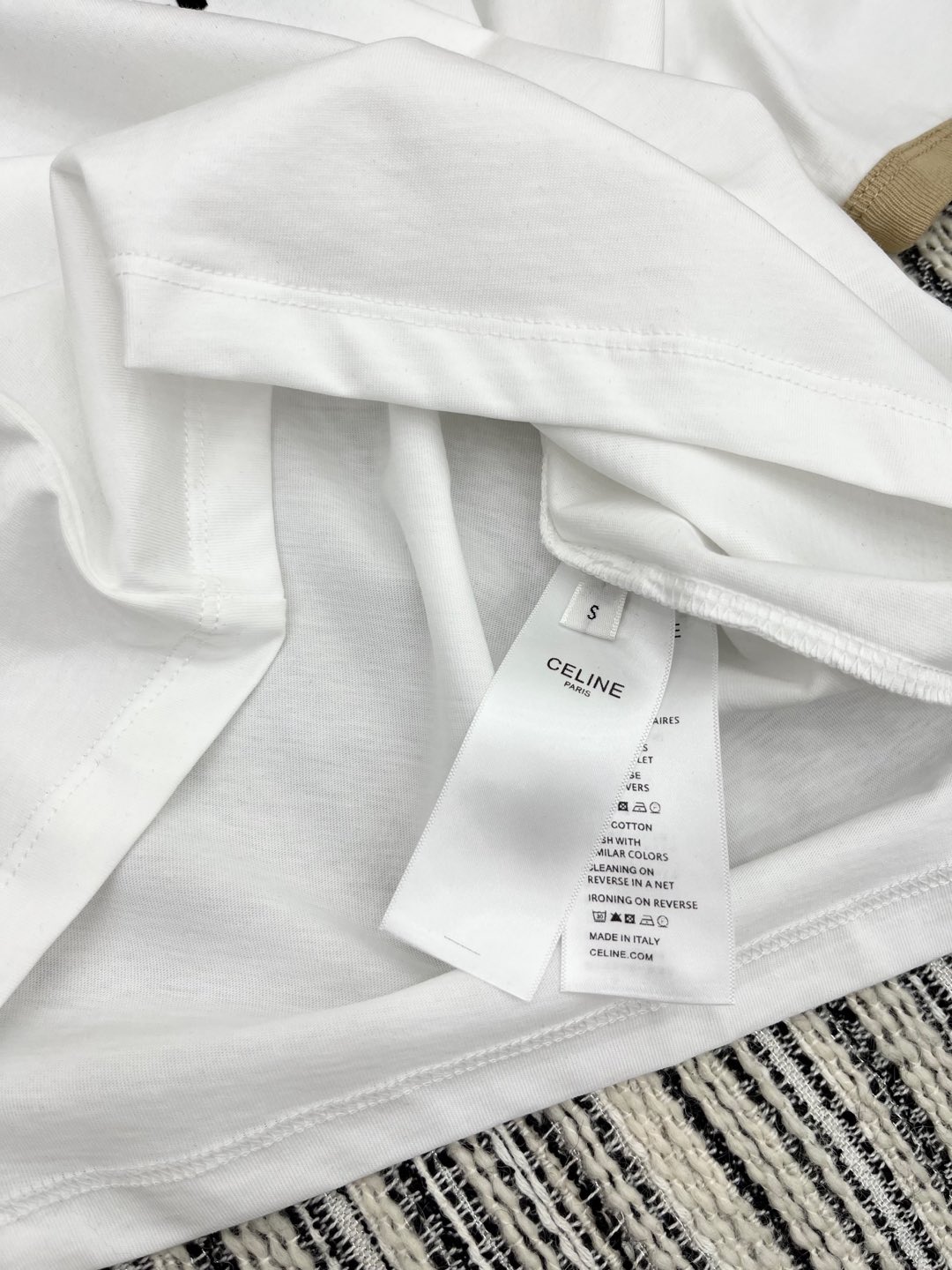 🛒𝐍𝐄𝐖 · 𝟐𝟎𝟐5/爆款现货

原单品质 Celi*｜2025早春新品圆领短袖𝑇𝑒𝑒
定制YB棉材质