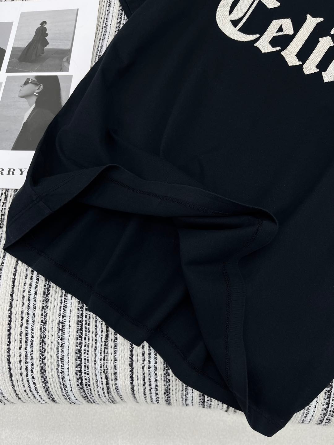 🛒𝐍𝐄𝐖 · 𝟐𝟎𝟐5/爆款现货

原单品质 Celi*｜2025早春新品圆领短袖𝑇𝑒𝑒
定制YB棉材质