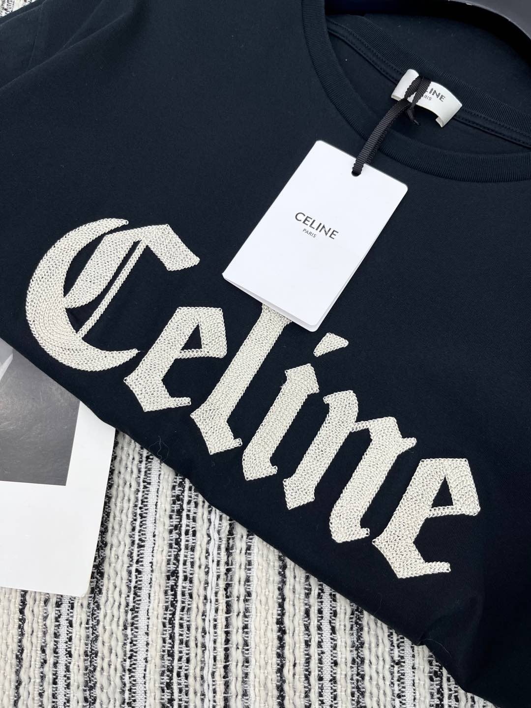 🛒𝐍𝐄𝐖 · 𝟐𝟎𝟐5/爆款现货

原单品质 Celi*｜2025早春新品圆领短袖𝑇𝑒𝑒
定制YB棉材质