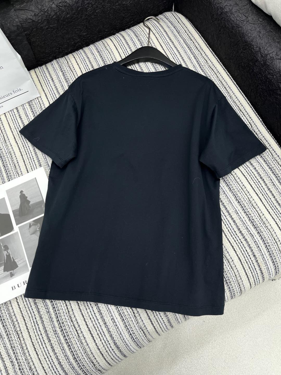 🛒𝐍𝐄𝐖 · 𝟐𝟎𝟐5/爆款现货

原单品质 Celi*｜2025早春新品圆领短袖𝑇𝑒𝑒
定制YB棉材质