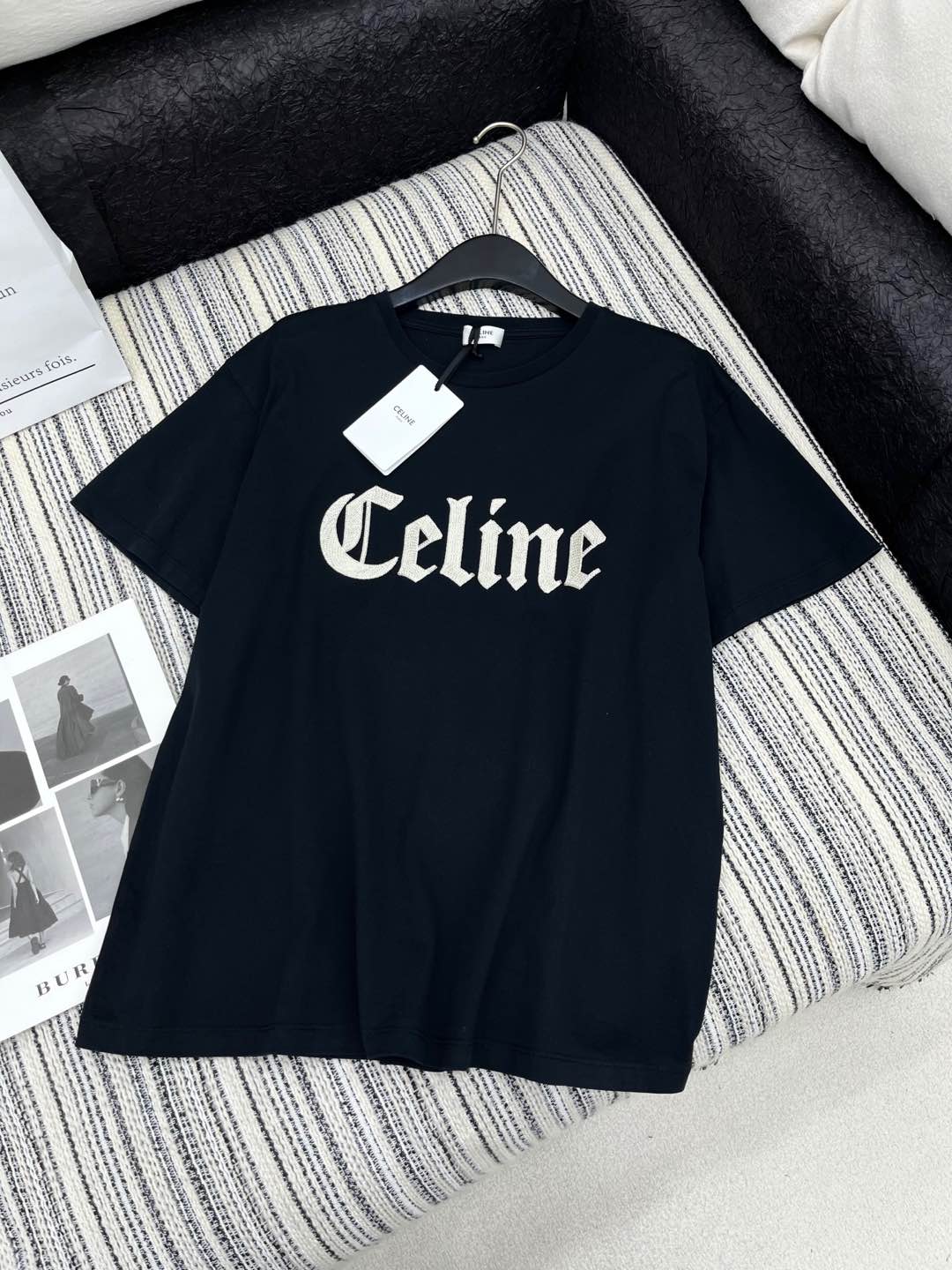 🛒𝐍𝐄𝐖 · 𝟐𝟎𝟐5/爆款现货

原单品质 Celi*｜2025早春新品圆领短袖𝑇𝑒𝑒
定制YB棉材质