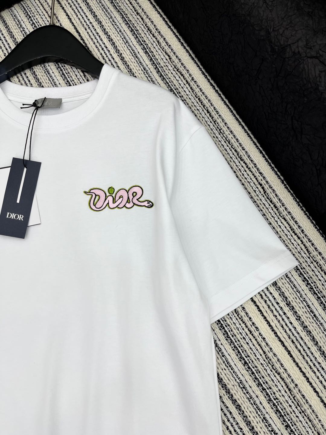 🛒𝐍𝐄𝐖 · 𝟐𝟎𝟐5/爆款现货

原单品质 Dio*｜25限定新品刺绣短袖T恤
精致常规版型上身巨显瘦