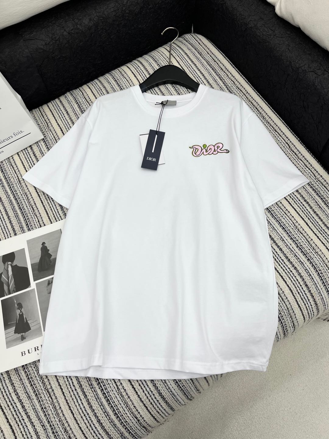 🛒𝐍𝐄𝐖 · 𝟐𝟎𝟐5/爆款现货

原单品质 Dio*｜25限定新品刺绣短袖T恤
精致常规版型上身巨显瘦