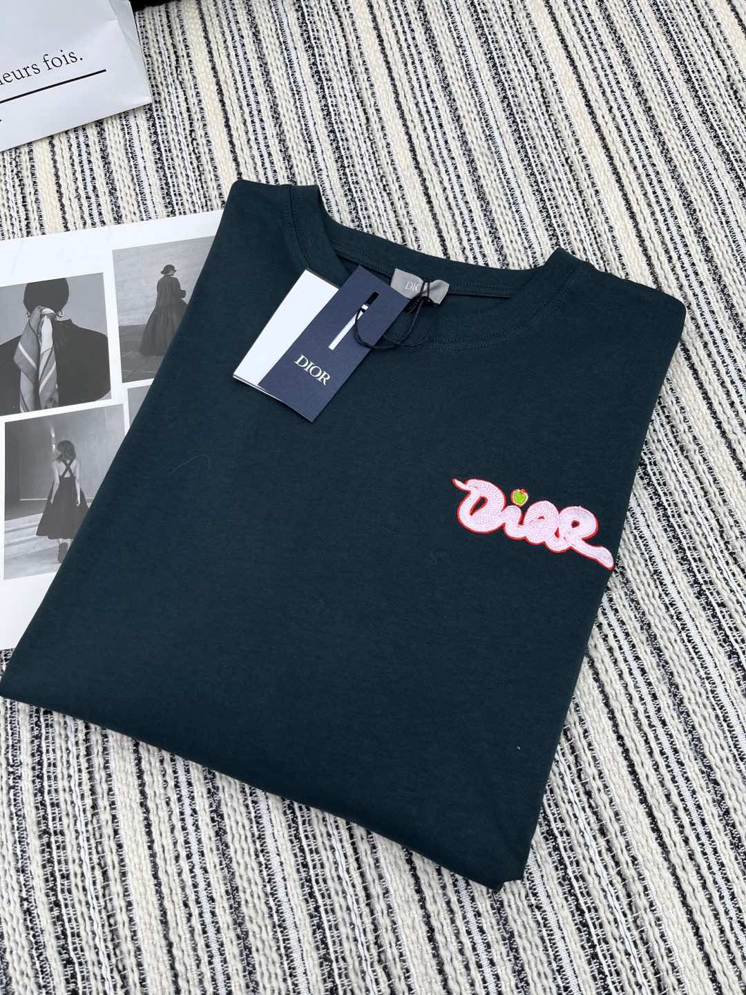 🛒𝐍𝐄𝐖 · 𝟐𝟎𝟐5/爆款现货

原单品质 Dio*｜25限定新品刺绣短袖T恤
精致常规版型上身巨显瘦