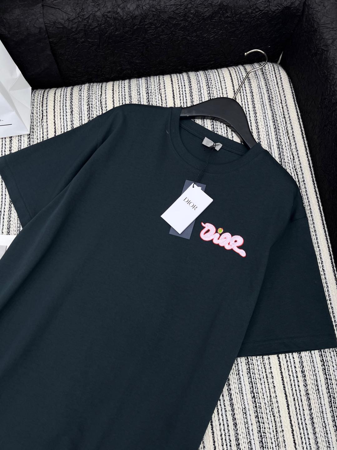🛒𝐍𝐄𝐖 · 𝟐𝟎𝟐5/爆款现货

原单品质 Dio*｜25限定新品刺绣短袖T恤
精致常规版型上身巨显瘦