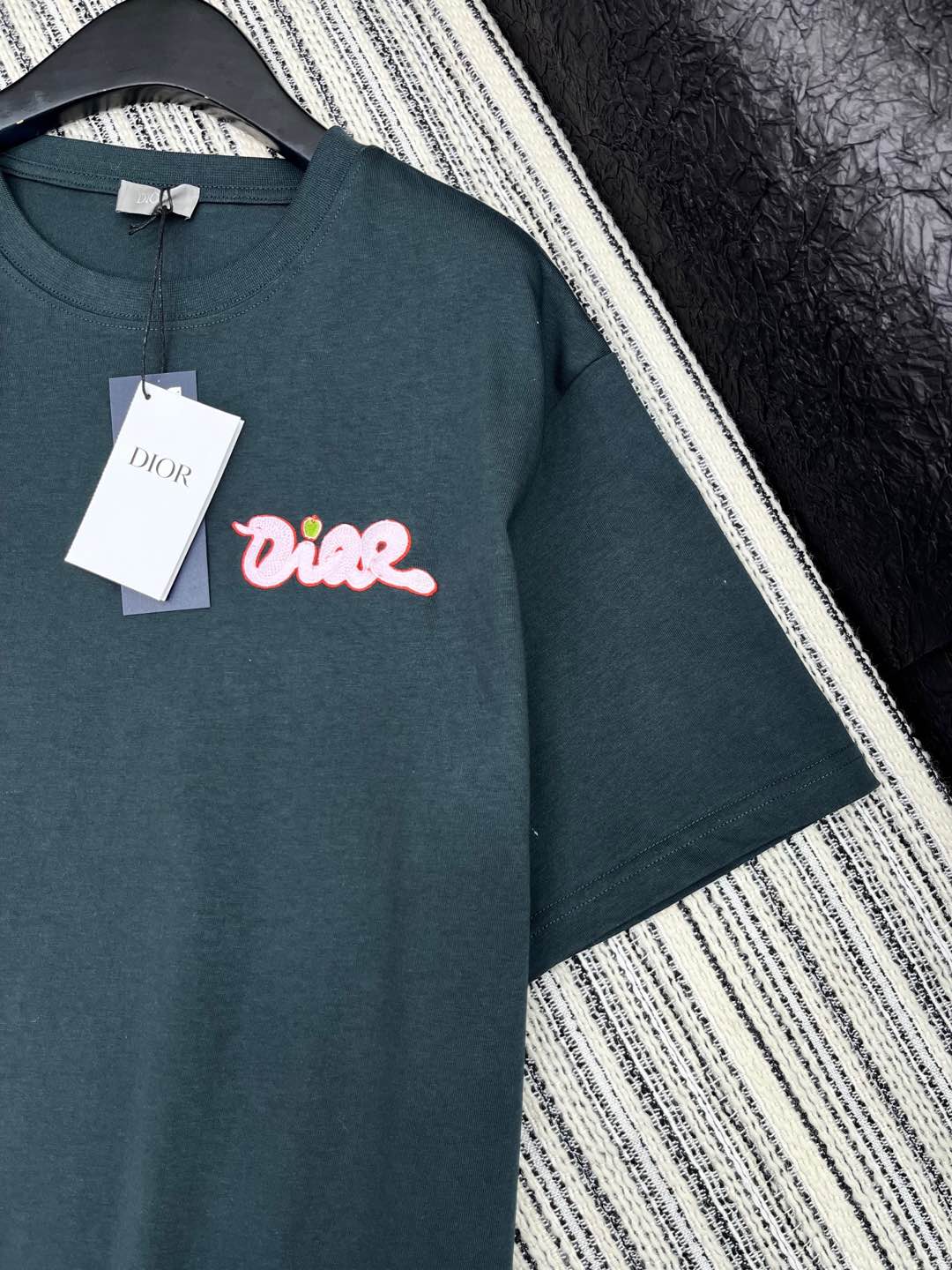🛒𝐍𝐄𝐖 · 𝟐𝟎𝟐5/爆款现货

原单品质 Dio*｜25限定新品刺绣短袖T恤
精致常规版型上身巨显瘦