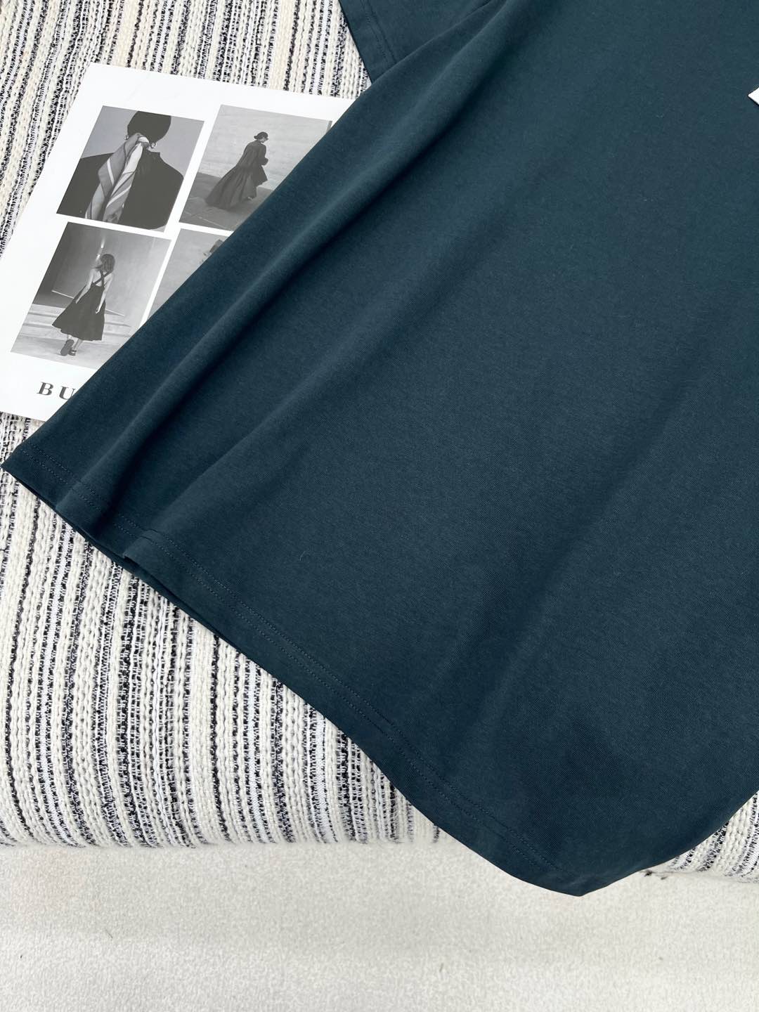 🛒𝐍𝐄𝐖 · 𝟐𝟎𝟐5/爆款现货

原单品质 Dio*｜25限定新品刺绣短袖T恤
精致常规版型上身巨显瘦