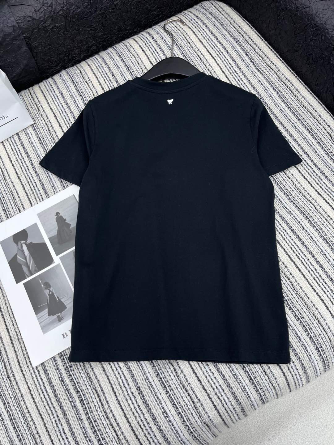 🛒𝐍𝐄𝐖 · 𝟐𝟎𝟐5/爆款现货

原单品质 Max*｜25新品珠片短袖T恤
精致常规版型上身巨显瘦！
