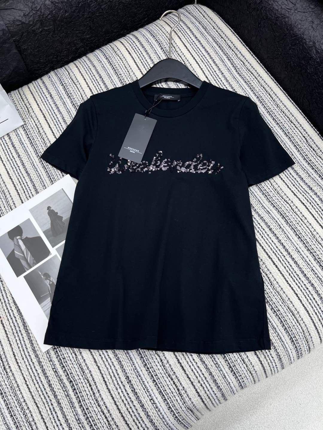 🛒𝐍𝐄𝐖 · 𝟐𝟎𝟐5/爆款现货

原单品质 Max*｜25新品珠片短袖T恤
精致常规版型上身巨显瘦！
