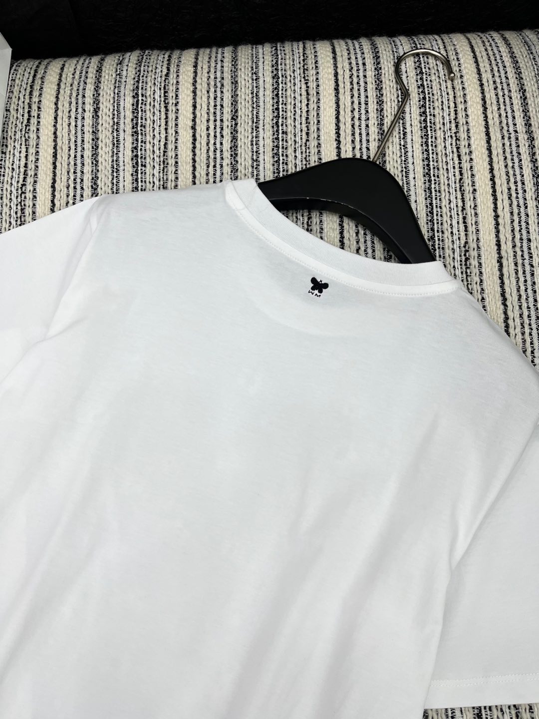 🛒𝐍𝐄𝐖 · 𝟐𝟎𝟐5/爆款现货

原单品质 Max*｜25新品订珠短袖T恤
精致常规版型上身巨显瘦！
