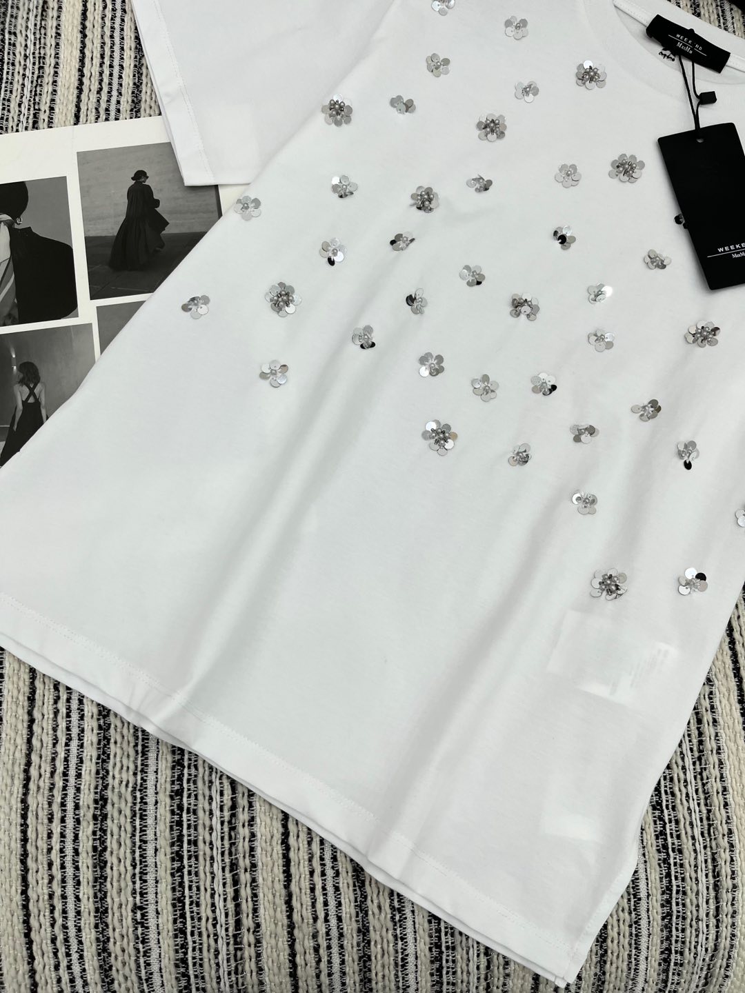 🛒𝐍𝐄𝐖 · 𝟐𝟎𝟐5/爆款现货

原单品质 Max*｜25新品订珠短袖T恤
精致常规版型上身巨显瘦！
