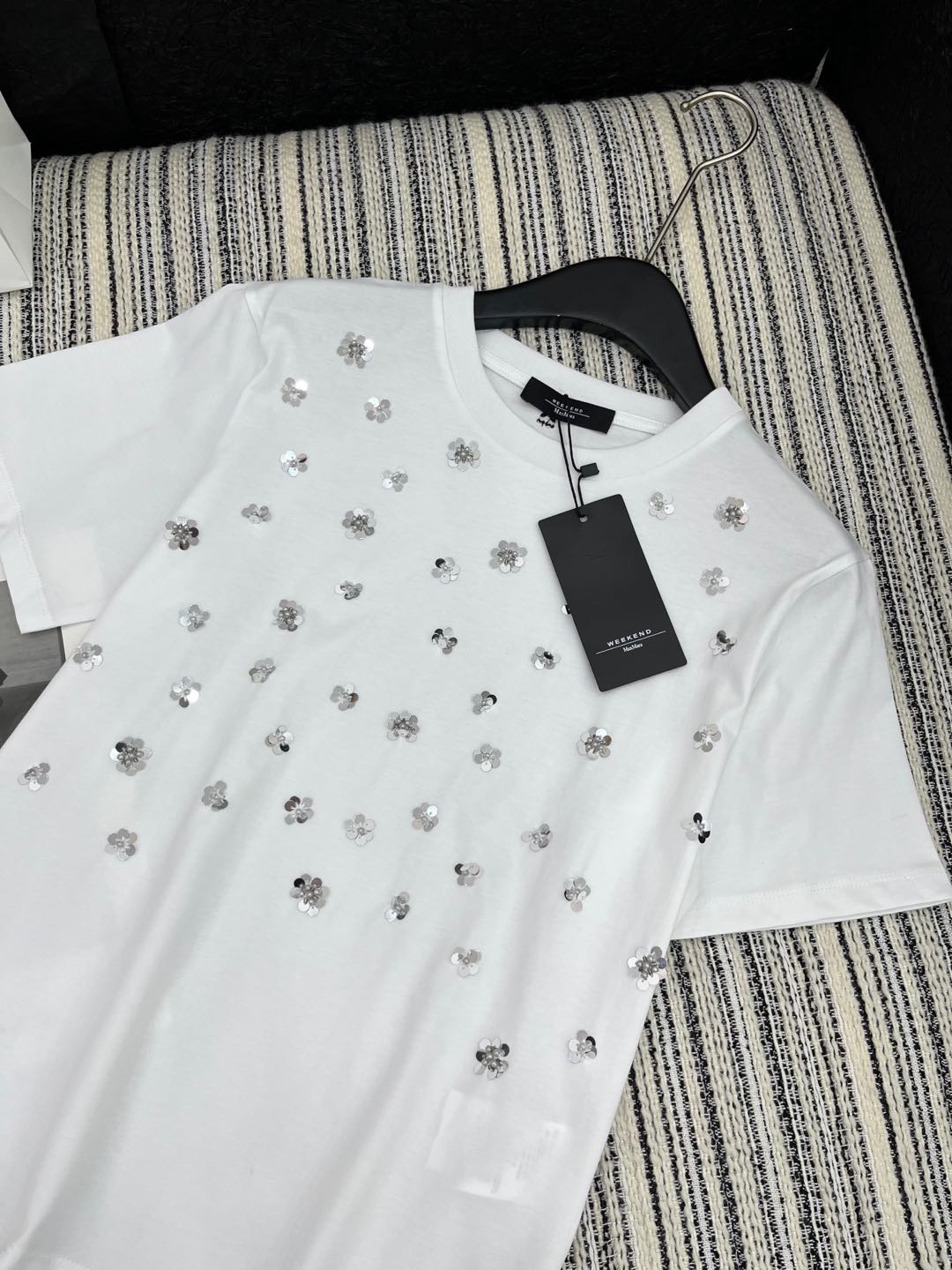 🛒𝐍𝐄𝐖 · 𝟐𝟎𝟐5/爆款现货

原单品质 Max*｜25新品订珠短袖T恤
精致常规版型上身巨显瘦！
