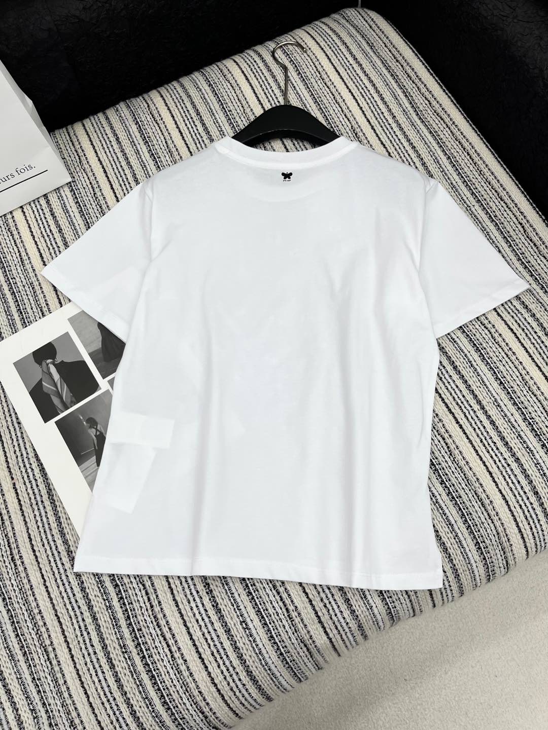 🛒𝐍𝐄𝐖 · 𝟐𝟎𝟐5/爆款现货

原单品质 Max*｜25新品订珠短袖T恤
精致常规版型上身巨显瘦！
