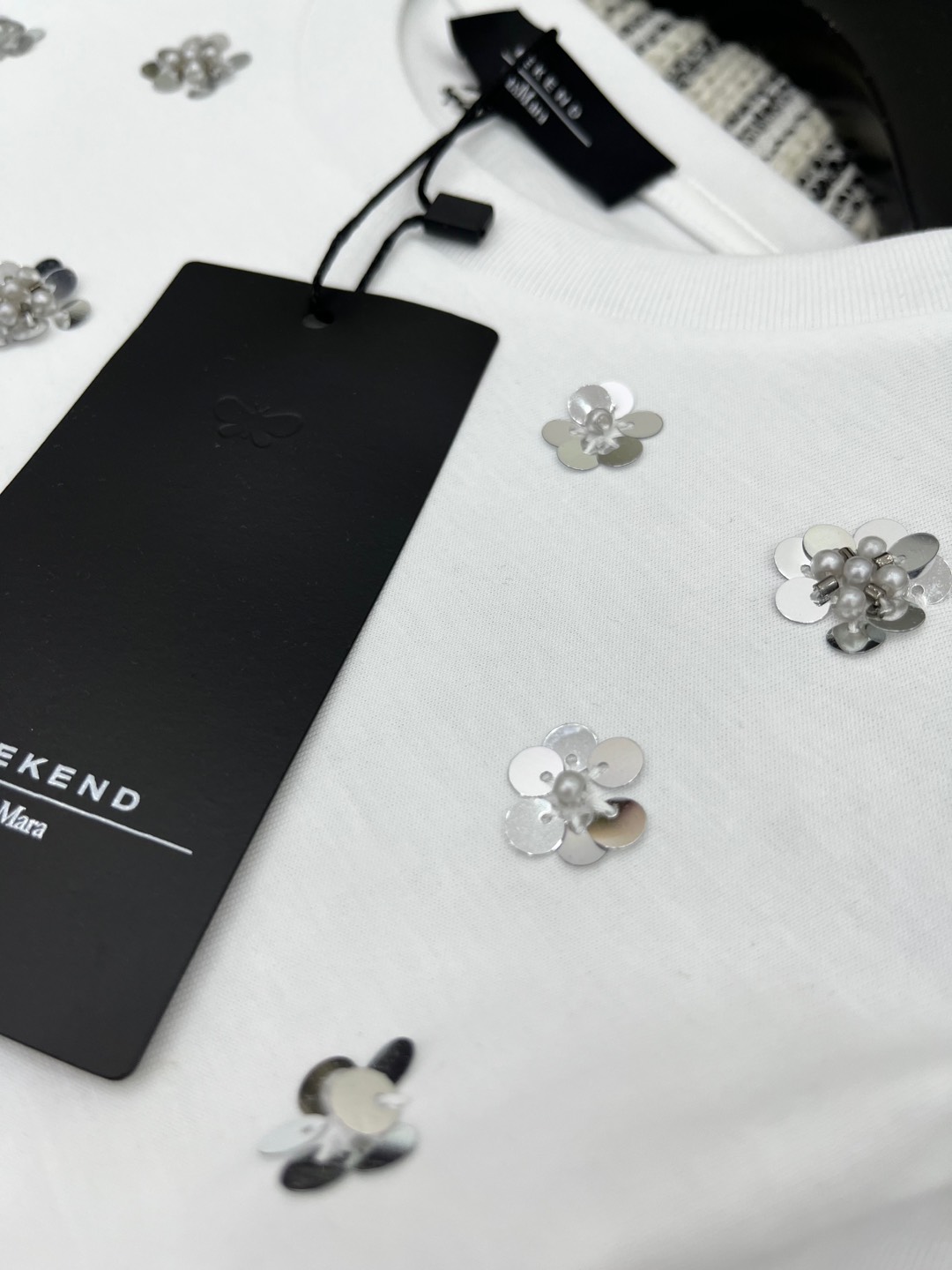 🛒𝐍𝐄𝐖 · 𝟐𝟎𝟐5/爆款现货

原单品质 Max*｜25新品订珠短袖T恤
精致常规版型上身巨显瘦！

