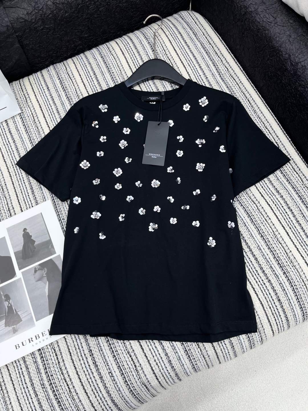 🛒𝐍𝐄𝐖 · 𝟐𝟎𝟐5/爆款现货

原单品质 Max*｜25新品订珠短袖T恤
精致常规版型上身巨显瘦！
