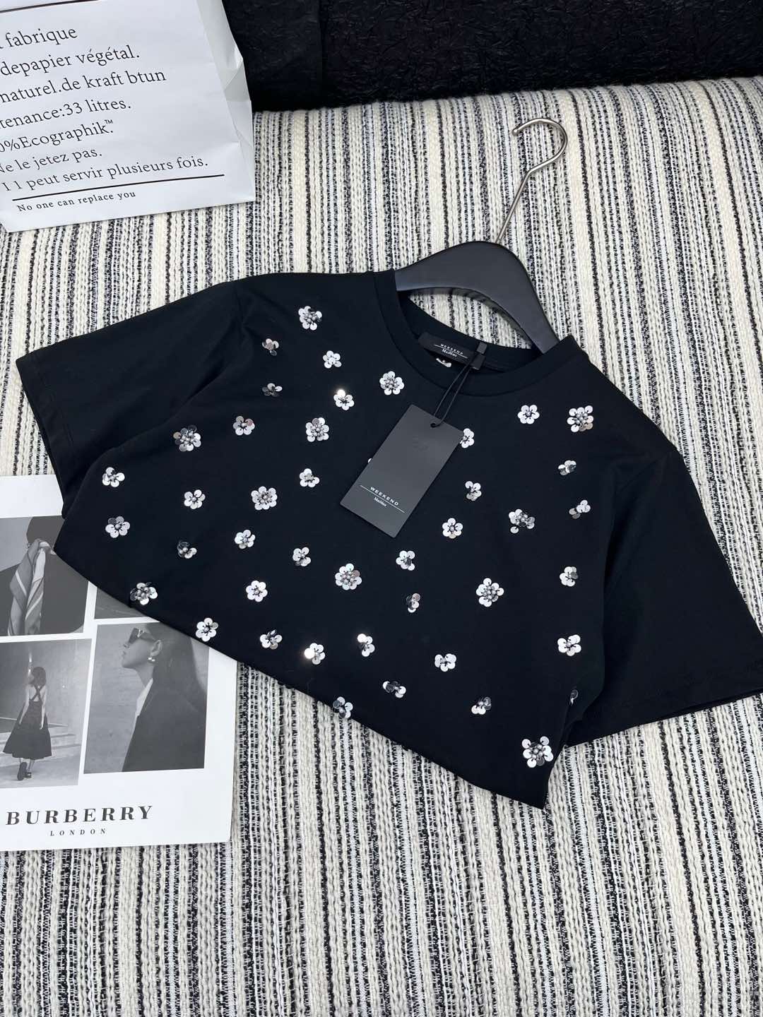 🛒𝐍𝐄𝐖 · 𝟐𝟎𝟐5/爆款现货

原单品质 Max*｜25新品订珠短袖T恤
精致常规版型上身巨显瘦！
