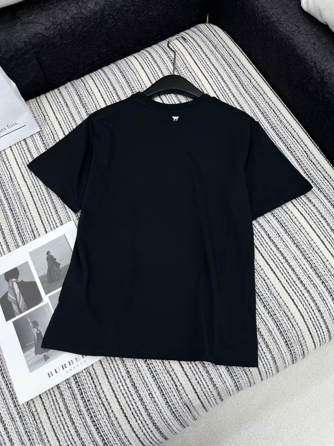 🛒𝐍𝐄𝐖 · 𝟐𝟎𝟐5/爆款现货

原单品质 Max*｜25新品订珠短袖T恤
精致常规版型上身巨显瘦！
