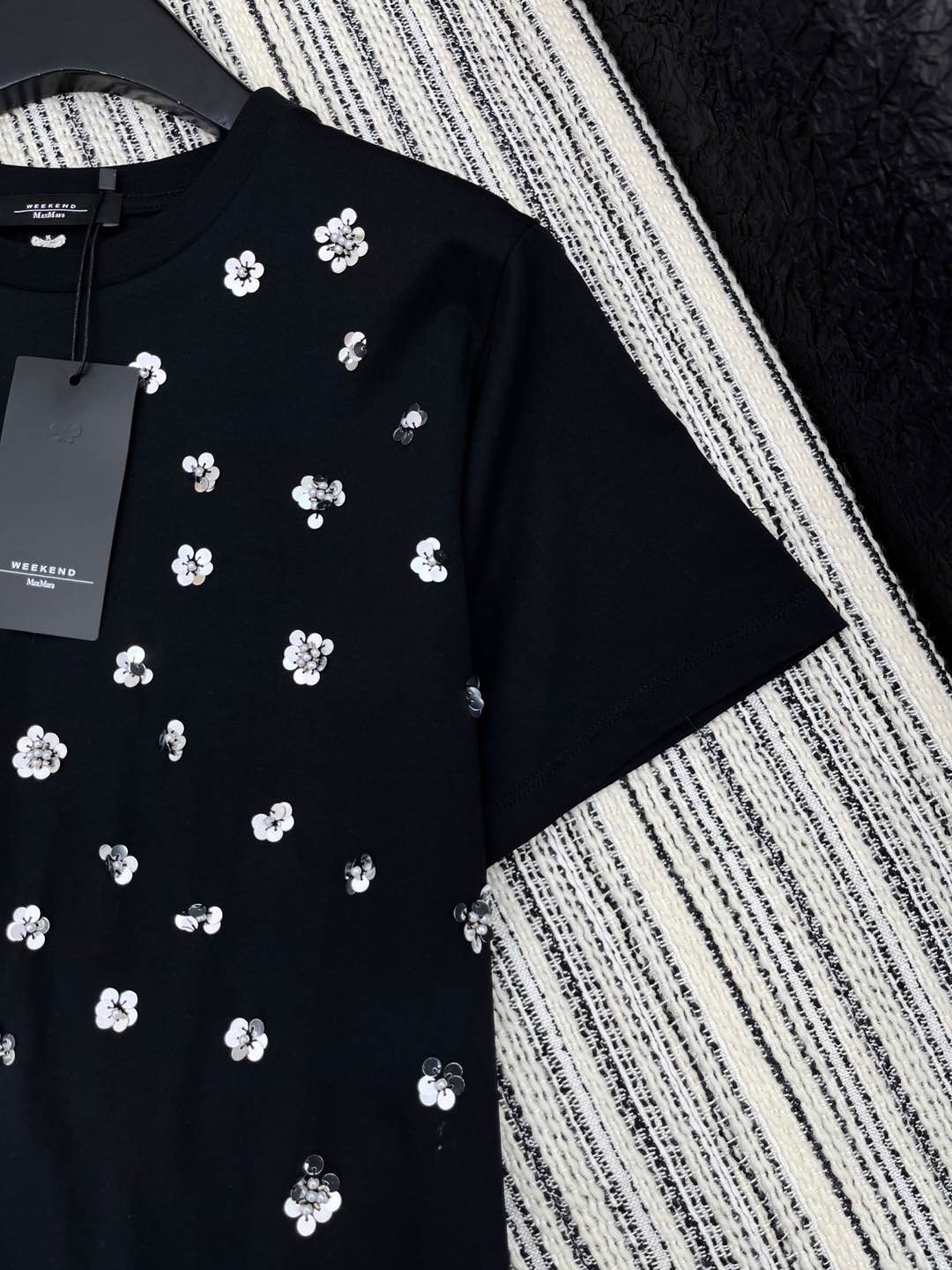 🛒𝐍𝐄𝐖 · 𝟐𝟎𝟐5/爆款现货

原单品质 Max*｜25新品订珠短袖T恤
精致常规版型上身巨显瘦！
