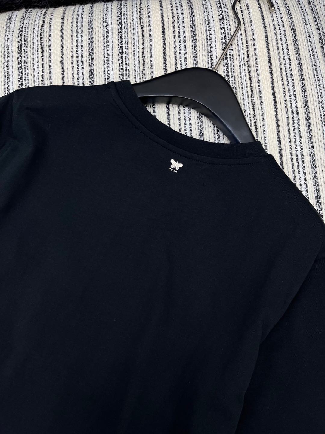 🛒𝐍𝐄𝐖 · 𝟐𝟎𝟐5/爆款现货

原单品质 Max*｜25新品订珠短袖T恤
精致常规版型上身巨显瘦！
