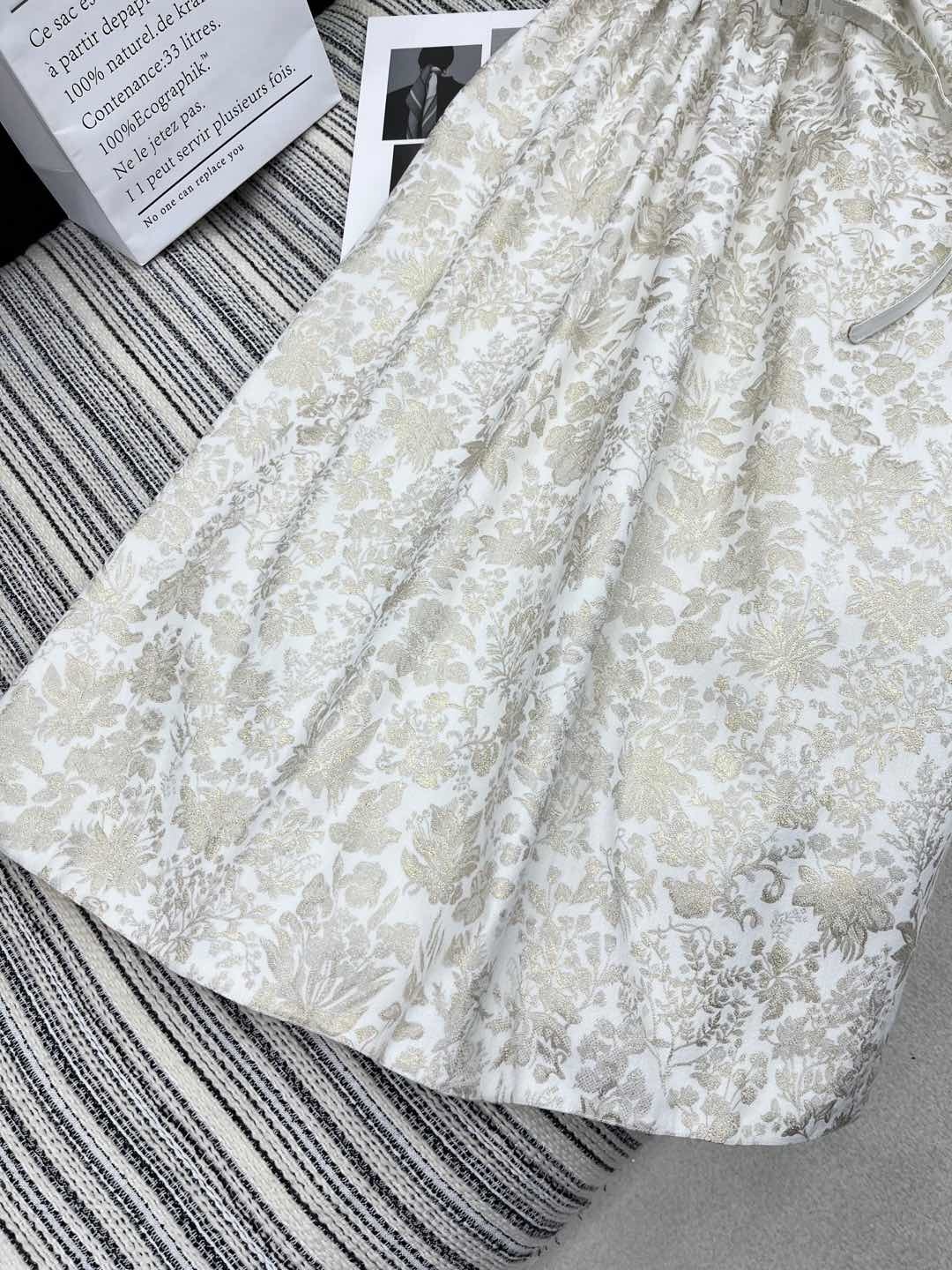 🛒𝐍𝐄𝐖 · 𝟐𝟎𝟐5/爆款现货
原单品质 Dio*|2025新品重工烫金刺绣吊带长裙
定制YB进口