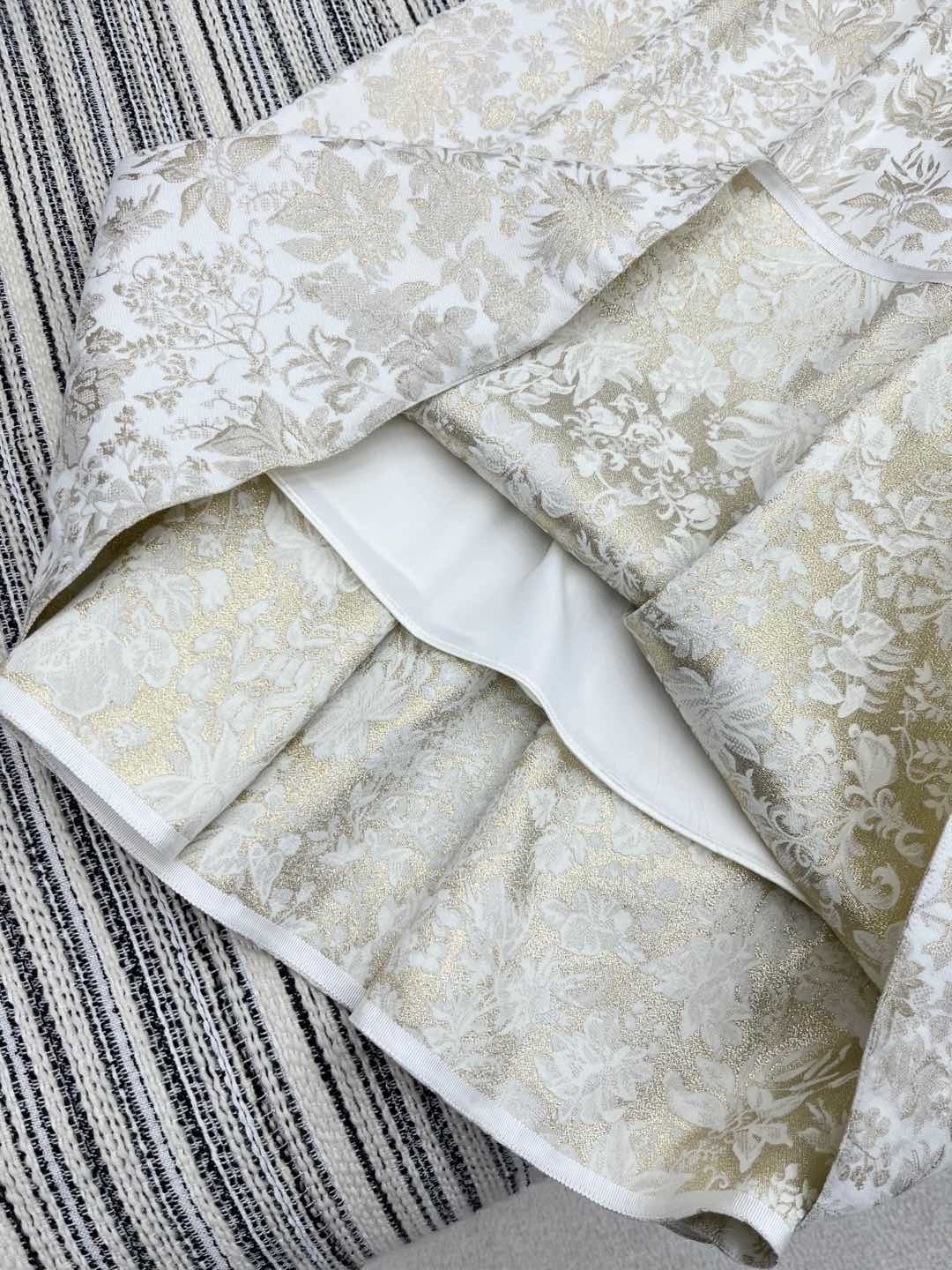 🛒𝐍𝐄𝐖 · 𝟐𝟎𝟐5/爆款现货
原单品质 Dio*|2025新品重工烫金刺绣吊带长裙
定制YB进口