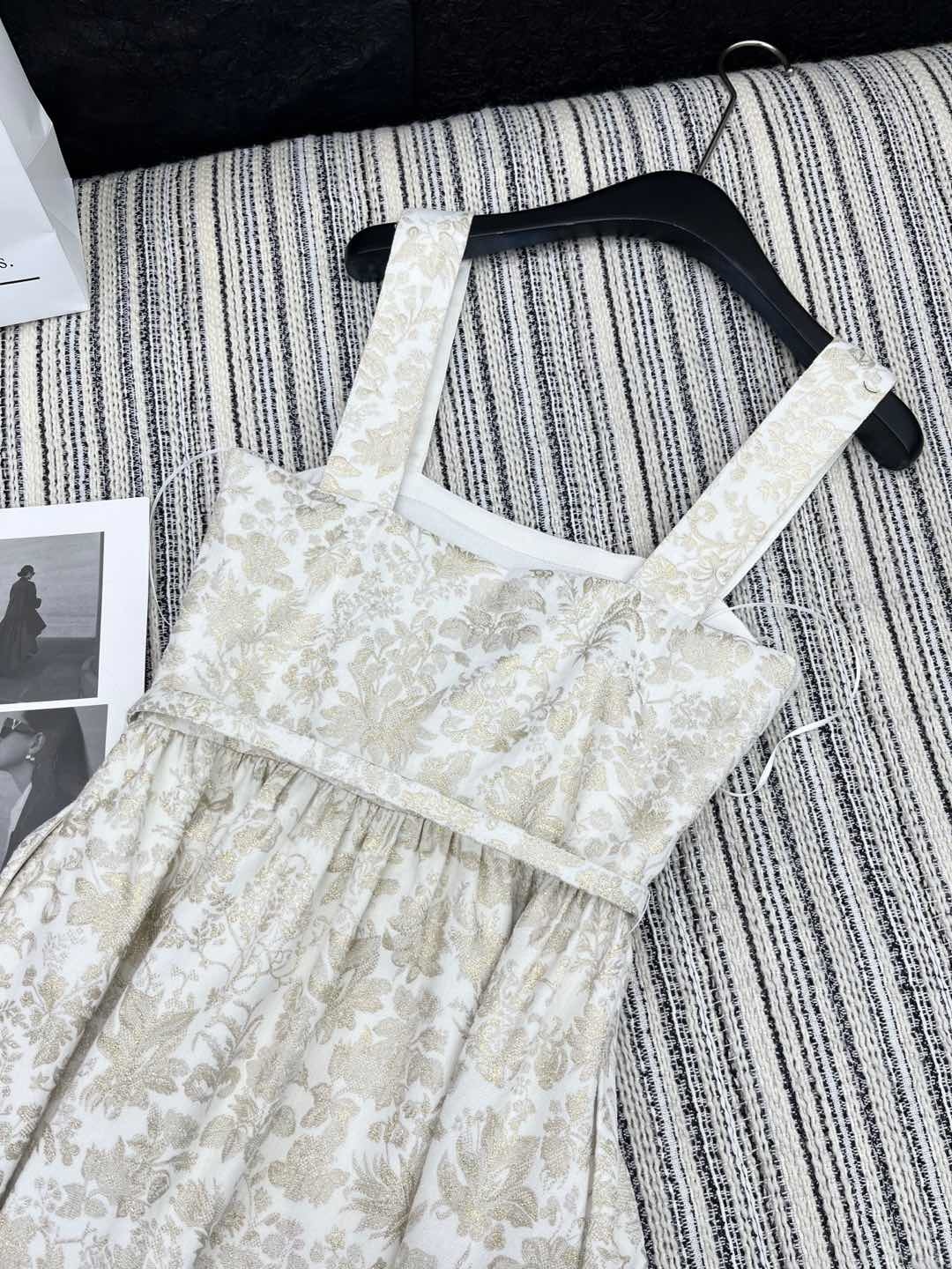 🛒𝐍𝐄𝐖 · 𝟐𝟎𝟐5/爆款现货
原单品质 Dio*|2025新品重工烫金刺绣吊带长裙
定制YB进口