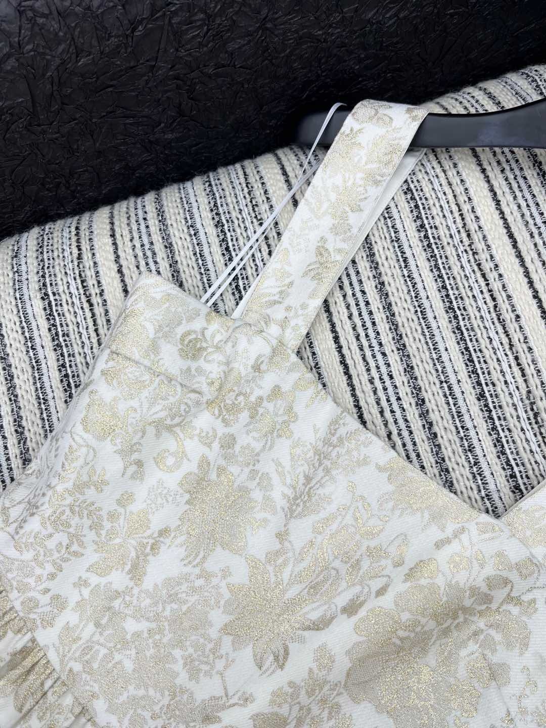🛒𝐍𝐄𝐖 · 𝟐𝟎𝟐5/爆款现货
原单品质 Dio*|2025新品重工烫金刺绣吊带长裙
定制YB进口