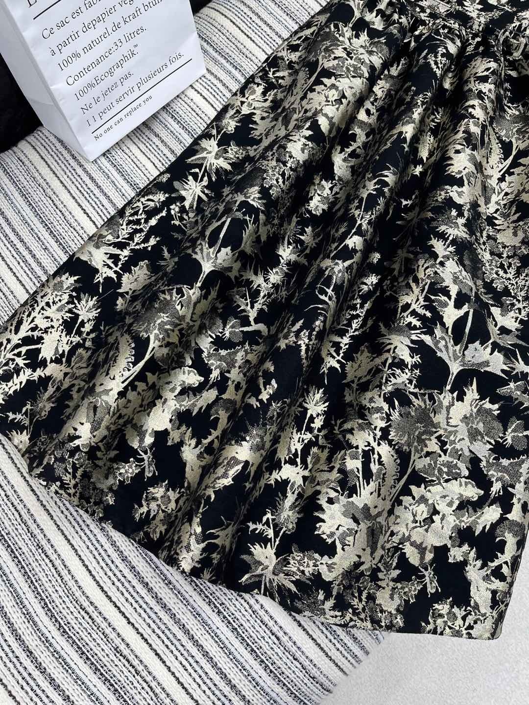 🛒𝐍𝐄𝐖 · 𝟐𝟎𝟐5/爆款现货
原单品质 Dio*|2025新品重工烫金刺绣吊带长裙
定制YB进口