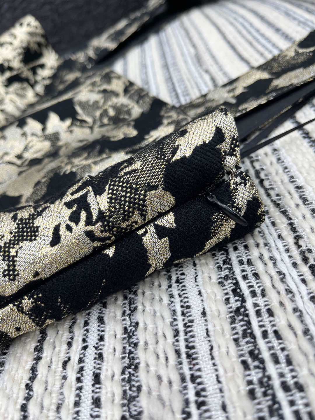 🛒𝐍𝐄𝐖 · 𝟐𝟎𝟐5/爆款现货
原单品质 Dio*|2025新品重工烫金刺绣吊带长裙
定制YB进口