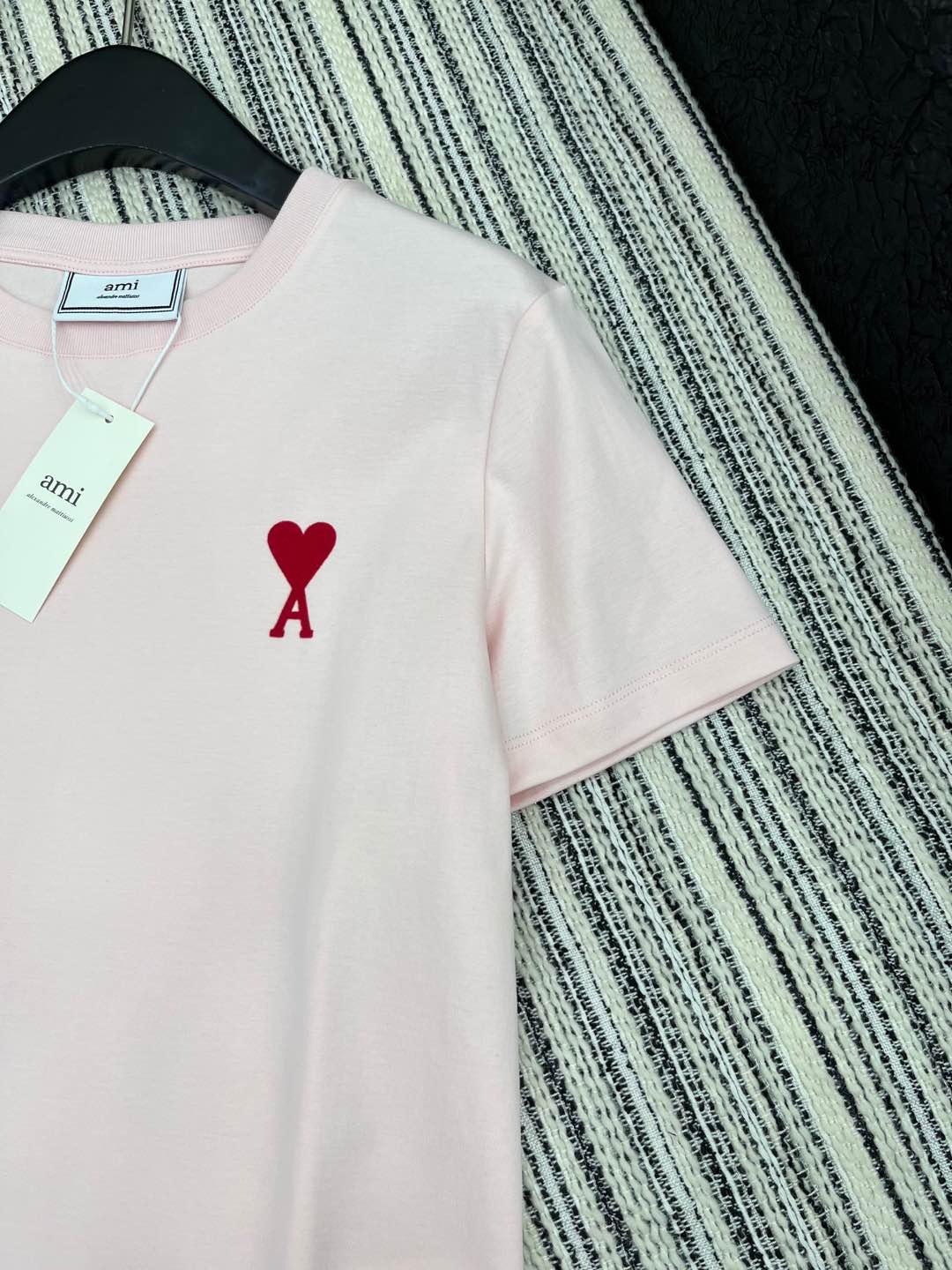 🛒𝐍𝐄𝐖 · 𝟐𝟎𝟐5/爆款现货

原单品质 Ami*｜2025早春新品圆领短袖𝑇𝑒𝑒
定制YB丝光棉材