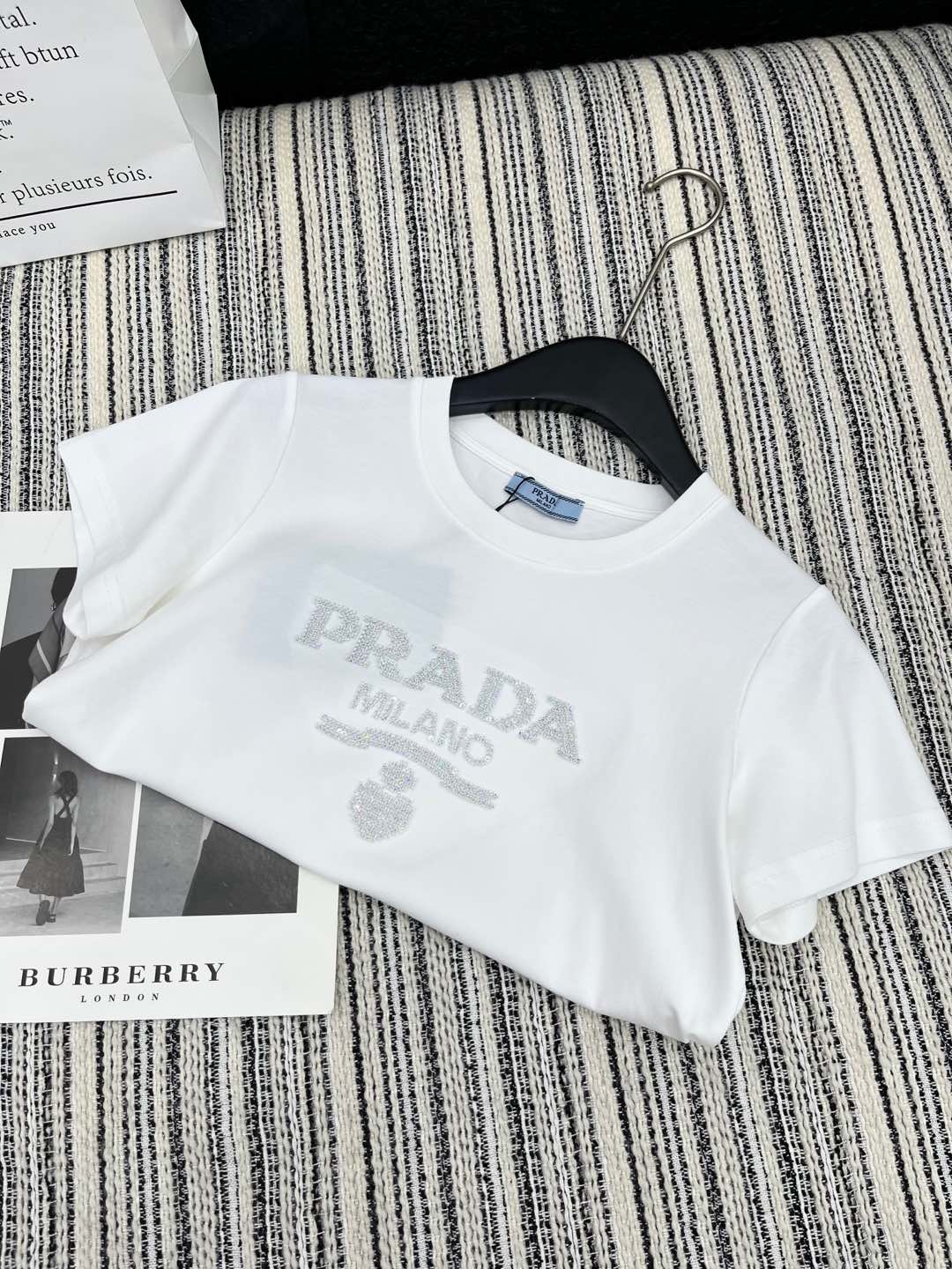 🛒𝐍𝐄𝐖 · 𝟐𝟎𝟐5/爆款现货

原单品质 Prad*｜25新品订珠短袖T恤
精致常规版型上身巨显瘦！