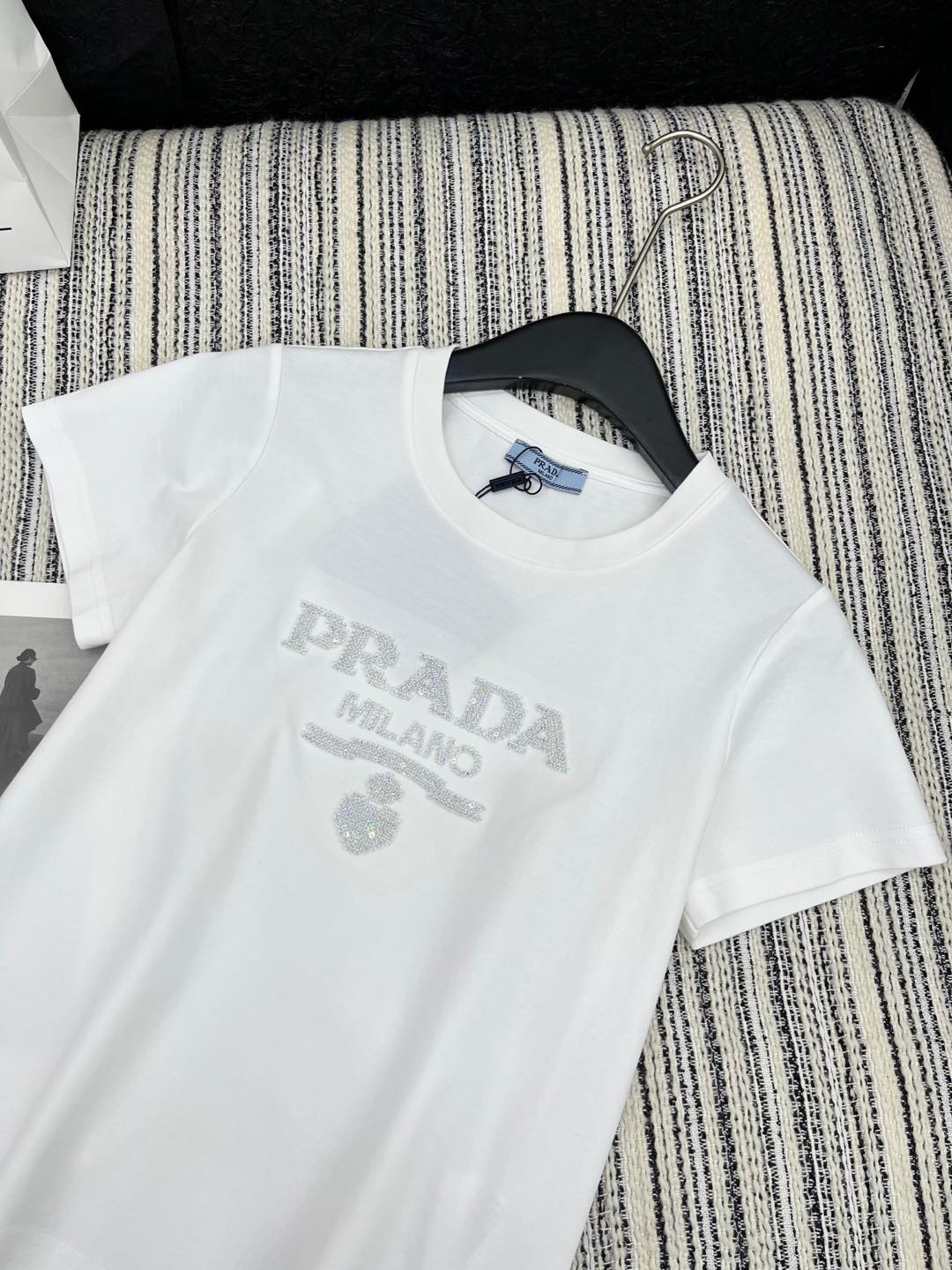 🛒𝐍𝐄𝐖 · 𝟐𝟎𝟐5/爆款现货

原单品质 Prad*｜25新品订珠短袖T恤
精致常规版型上身巨显瘦！