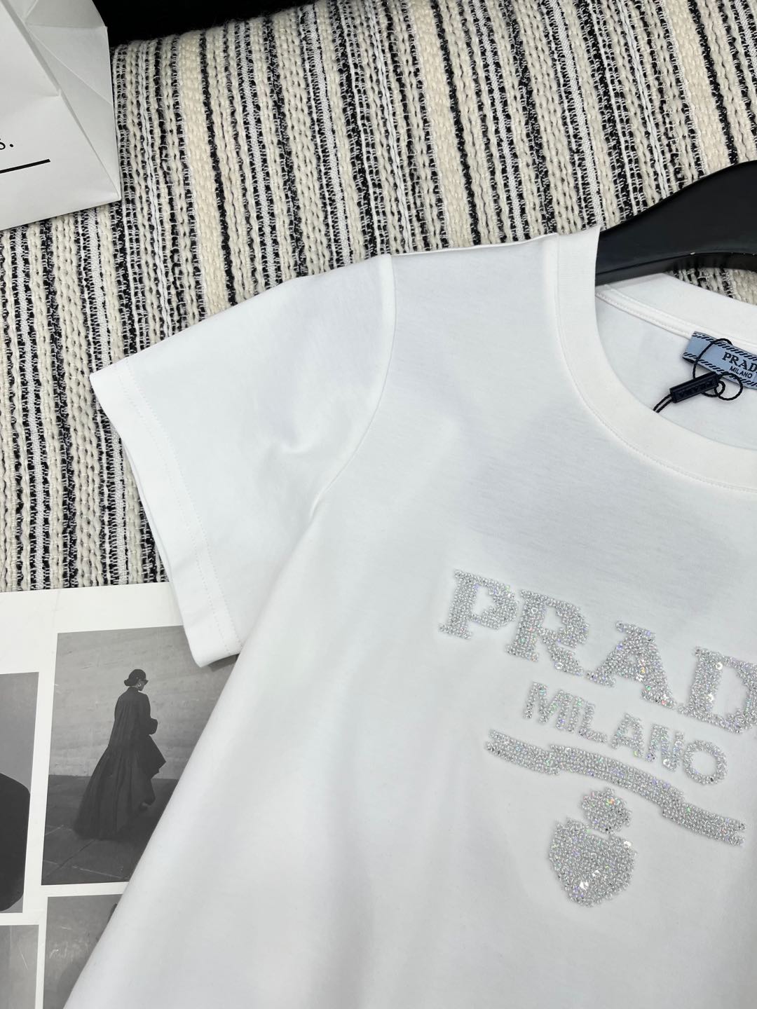 🛒𝐍𝐄𝐖 · 𝟐𝟎𝟐5/爆款现货

原单品质 Prad*｜25新品订珠短袖T恤
精致常规版型上身巨显瘦！