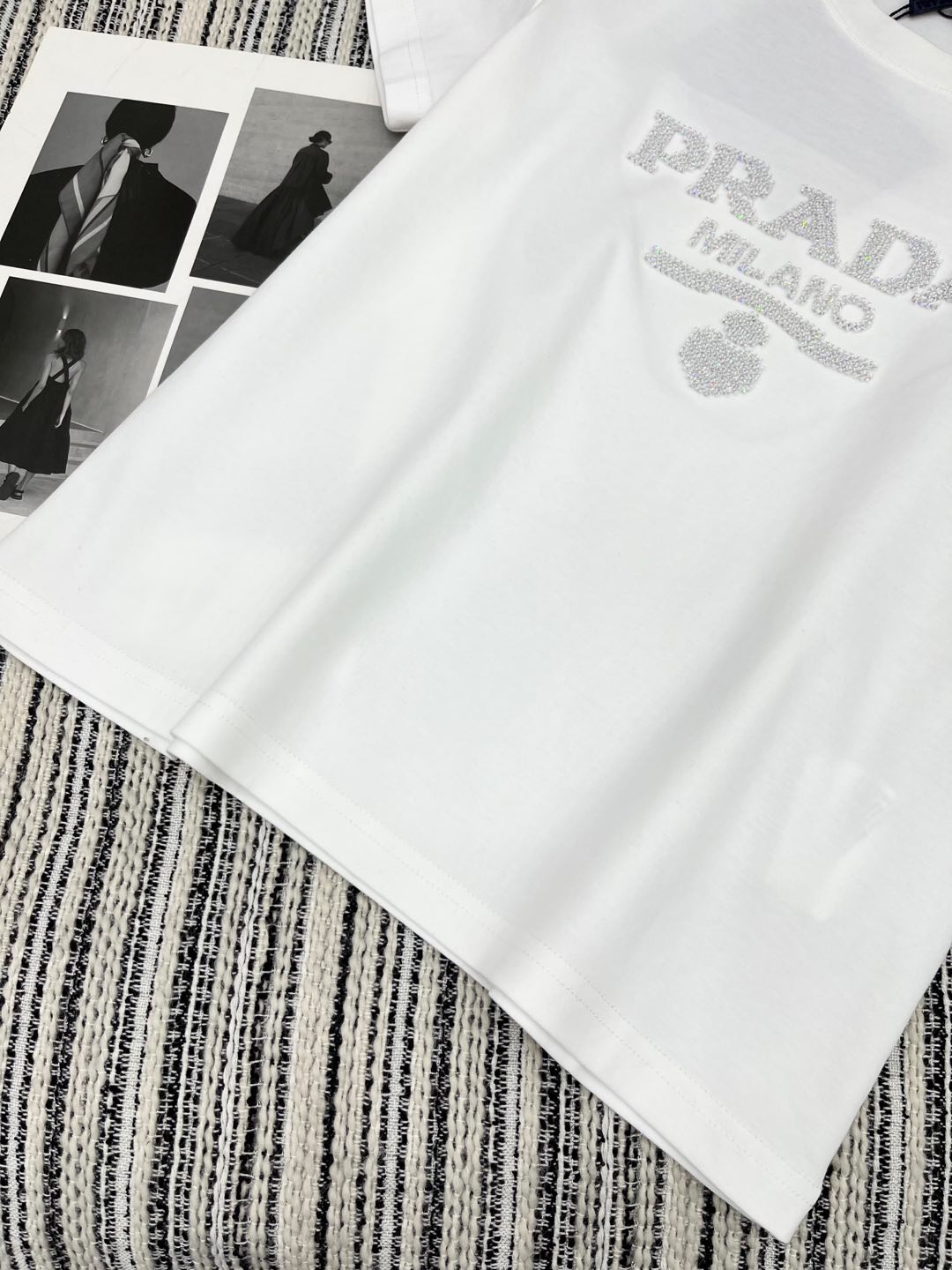 🛒𝐍𝐄𝐖 · 𝟐𝟎𝟐5/爆款现货

原单品质 Prad*｜25新品订珠短袖T恤
精致常规版型上身巨显瘦！