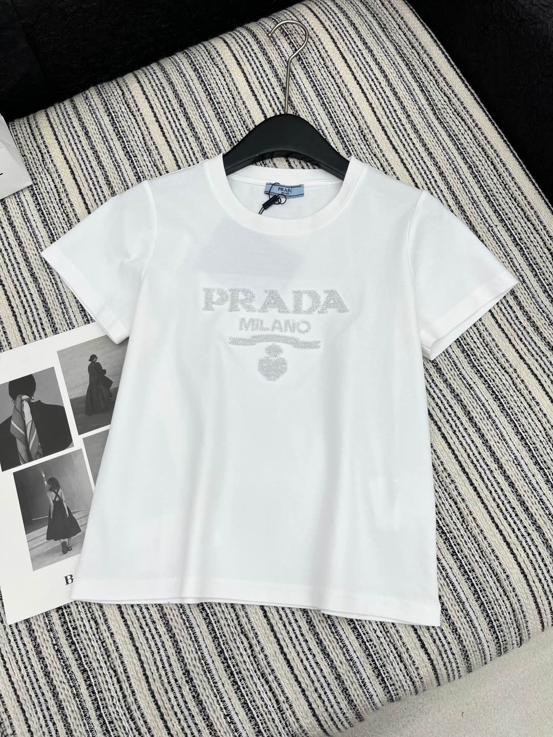 🛒𝐍𝐄𝐖 · 𝟐𝟎𝟐5/爆款现货

原单品质 Prad*｜25新品订珠短袖T恤
精致常规版型上身巨显瘦！