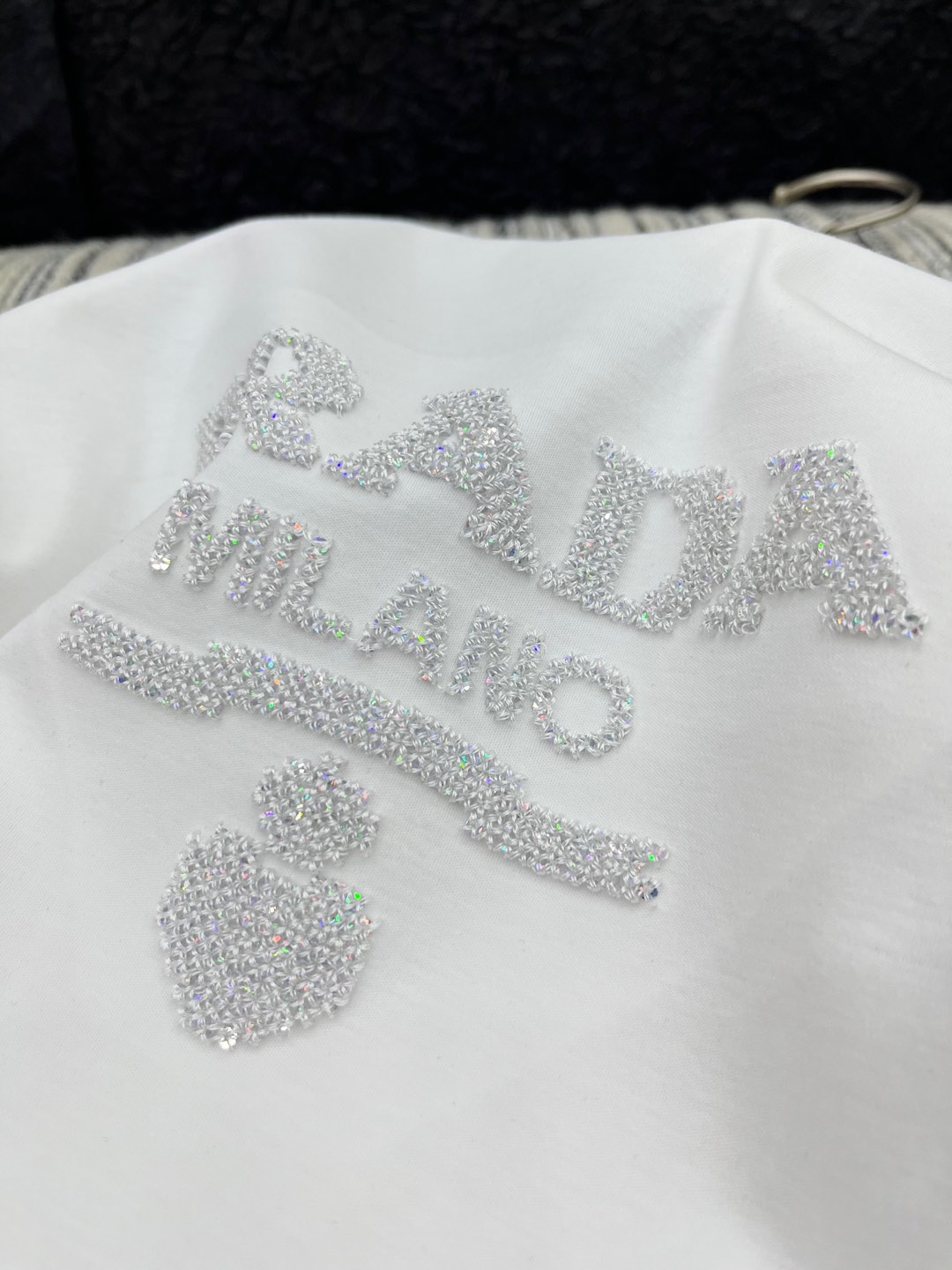 🛒𝐍𝐄𝐖 · 𝟐𝟎𝟐5/爆款现货

原单品质 Prad*｜25新品订珠短袖T恤
精致常规版型上身巨显瘦！