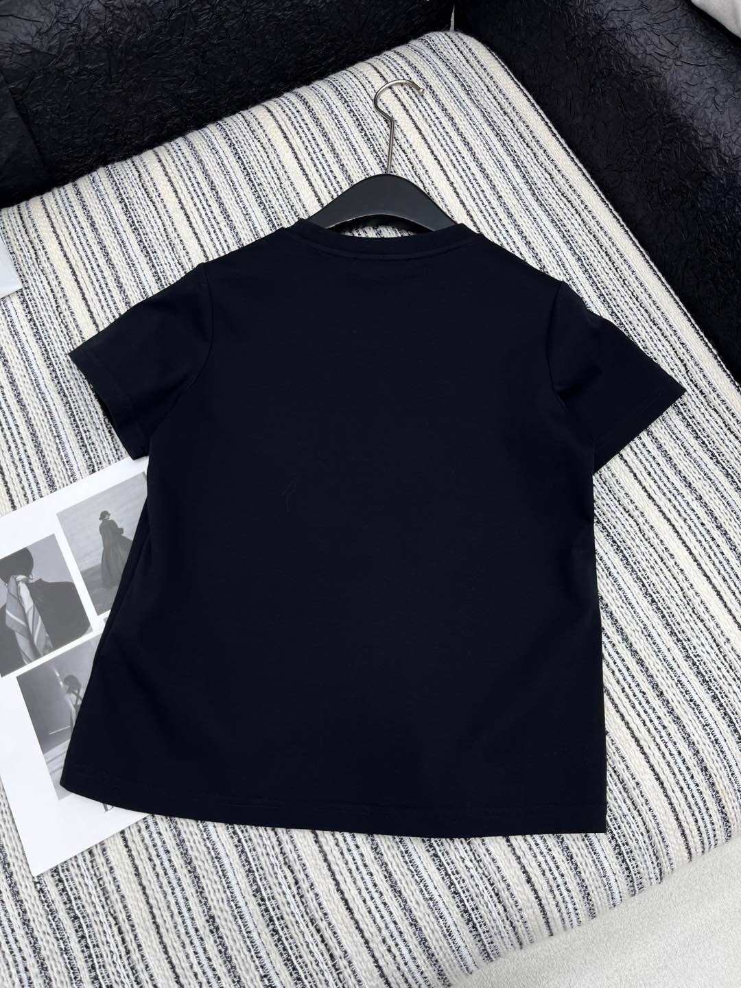 🛒𝐍𝐄𝐖 · 𝟐𝟎𝟐5/爆款现货

原单品质 Prad*｜25新品订珠短袖T恤
精致常规版型上身巨显瘦！