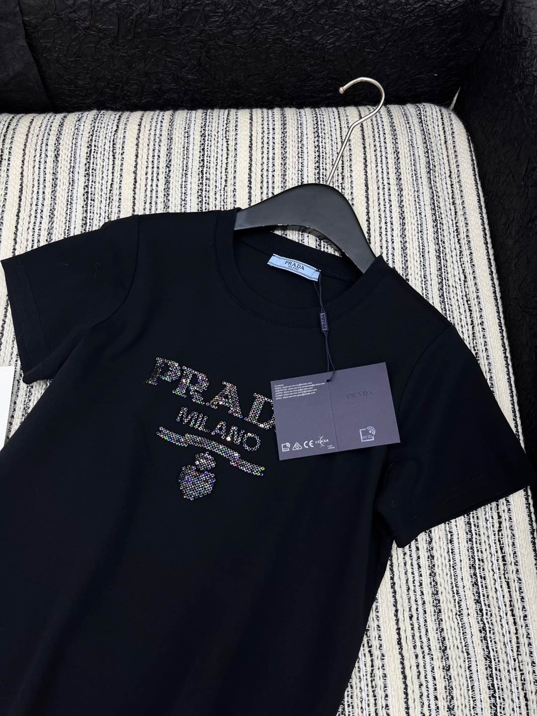 🛒𝐍𝐄𝐖 · 𝟐𝟎𝟐5/爆款现货

原单品质 Prad*｜25新品订珠短袖T恤
精致常规版型上身巨显瘦！