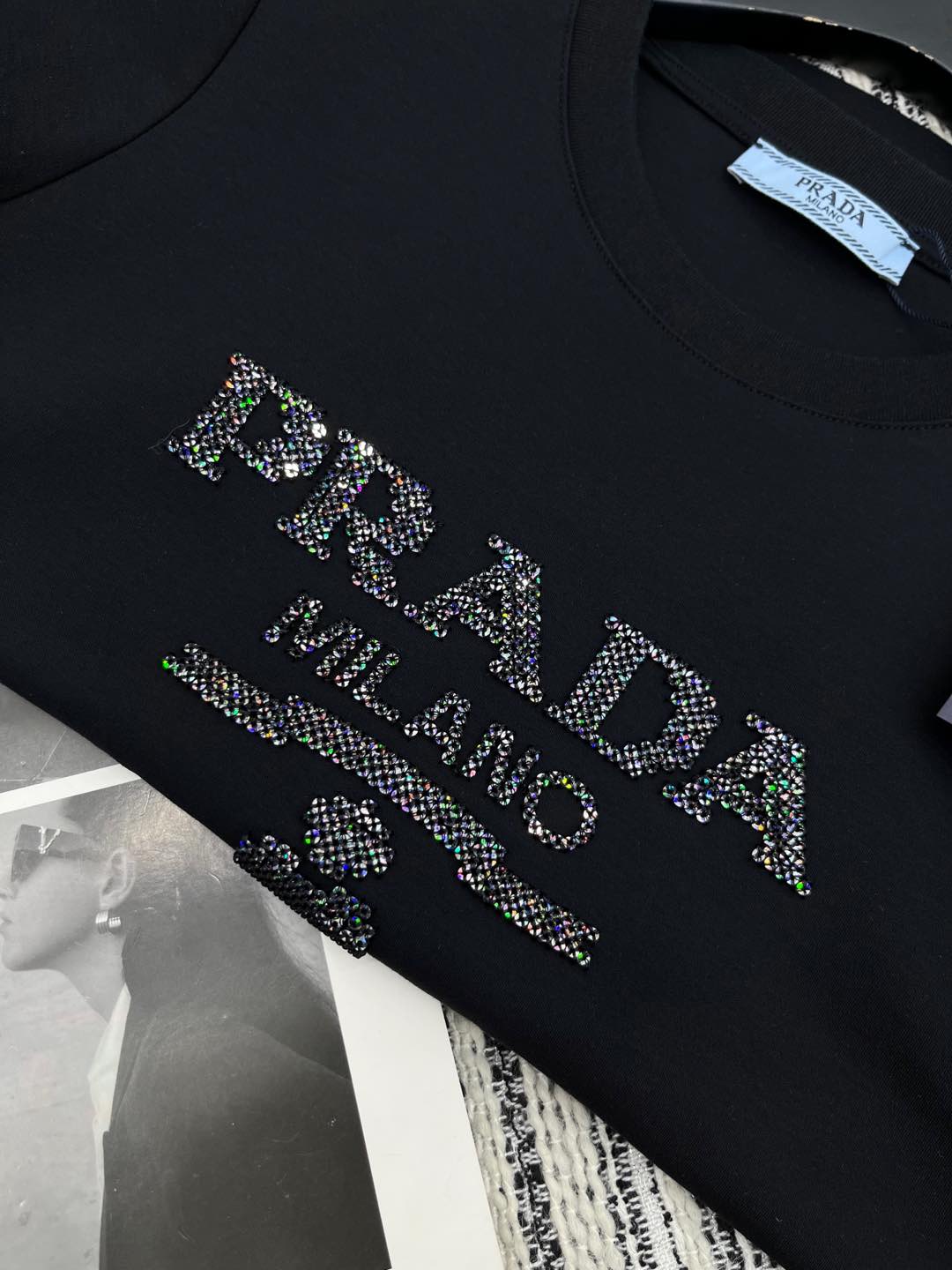 🛒𝐍𝐄𝐖 · 𝟐𝟎𝟐5/爆款现货

原单品质 Prad*｜25新品订珠短袖T恤
精致常规版型上身巨显瘦！