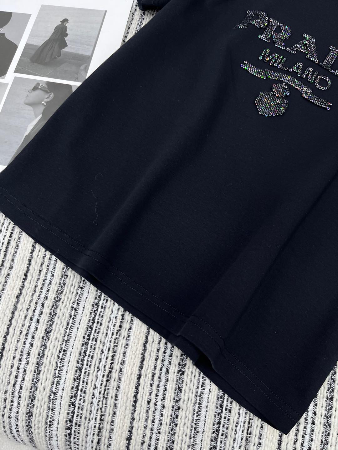 🛒𝐍𝐄𝐖 · 𝟐𝟎𝟐5/爆款现货

原单品质 Prad*｜25新品订珠短袖T恤
精致常规版型上身巨显瘦！