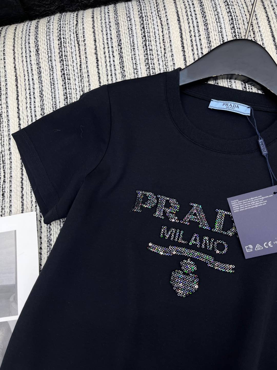 🛒𝐍𝐄𝐖 · 𝟐𝟎𝟐5/爆款现货

原单品质 Prad*｜25新品订珠短袖T恤
精致常规版型上身巨显瘦！