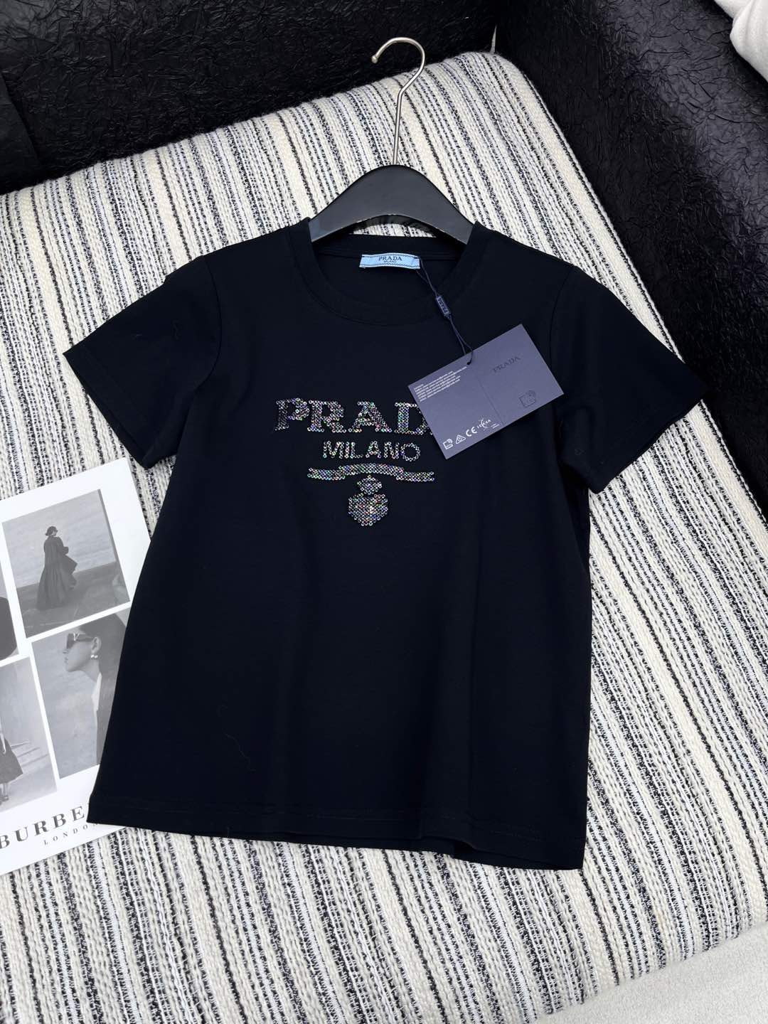 🛒𝐍𝐄𝐖 · 𝟐𝟎𝟐5/爆款现货

原单品质 Prad*｜25新品订珠短袖T恤
精致常规版型上身巨显瘦！